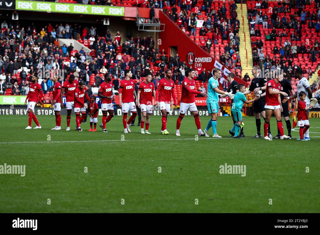 Die Heimmannschaft während des Spiels der Sky Bet League 1 zwischen Charlton Athletic und Reading im Valley, London am Samstag, den 21. Oktober 2023. (Foto: Tom West | MI News) Stockfoto