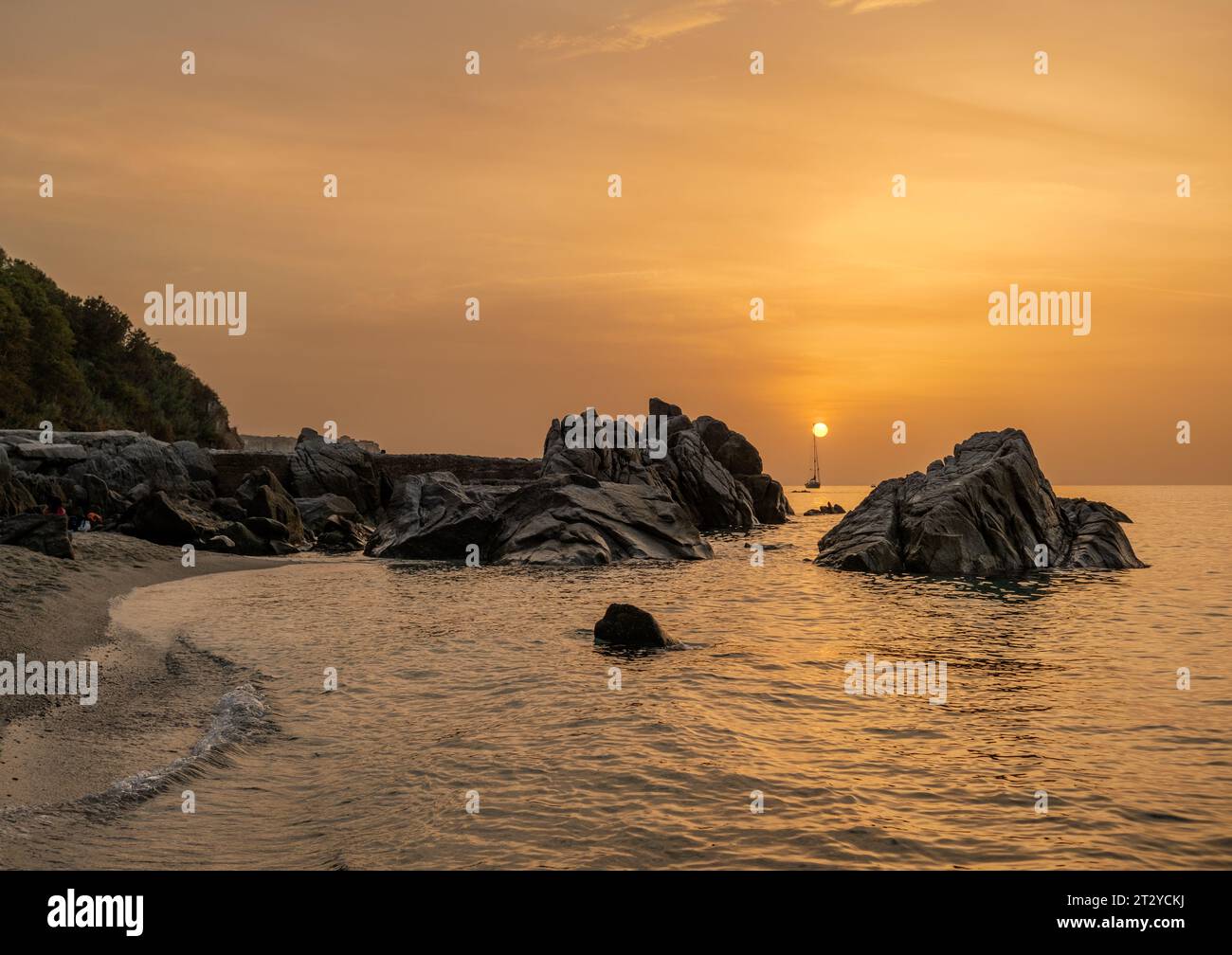 Sonnenuntergang am berühmten Michelino-Strand mit Nebel am Horizont, Parghelia - Tropea, Vibo Valentia, Kalabrien, Italien Stockfoto