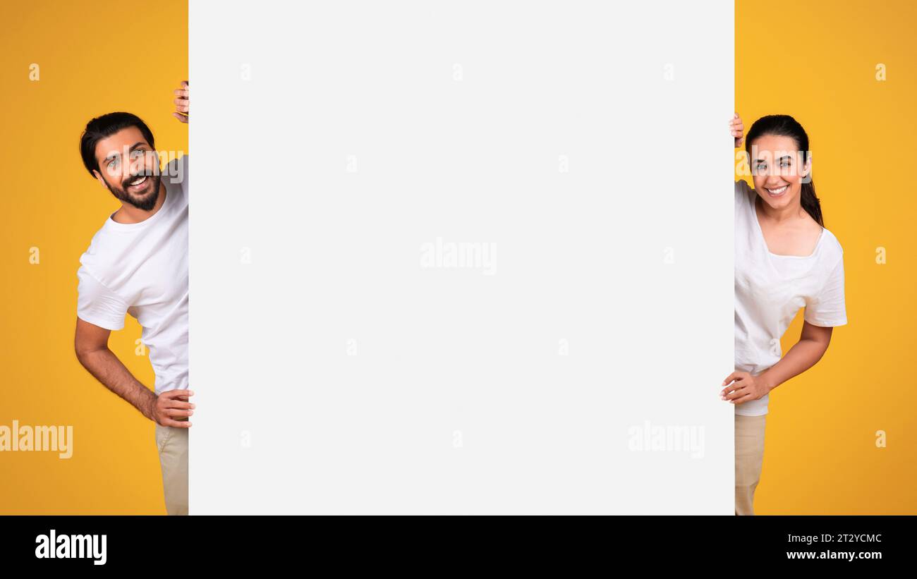 Glückliche, reife arabische Männer und Frauen halten Banner mit leerem Platz, für Text oder Werbung Stockfoto