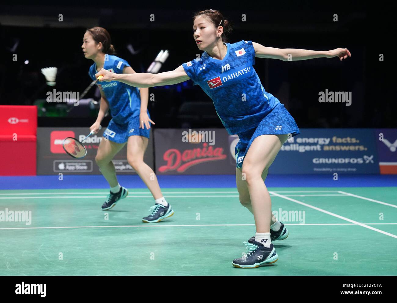 Nami Matsuyama und Chiharu Shida Chiharu aus Japan im Kampf gegen Chen Qing Chen und Jia Yi Fan aus China während ihres Endspiels im Damendoppel bei den Victor Denmark Open in der Jyske Bank Arena in Odense Sonntag, 22. Oktober 2023. Stockfoto