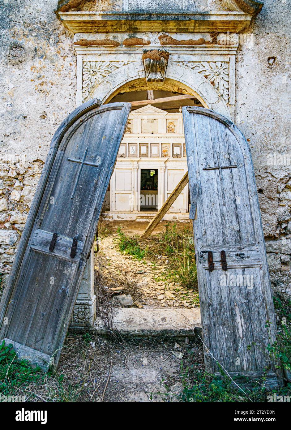 Eingang und Türen zum ruinierten Kloster von Agia Ekaterina auf der Insel Nissos in der Nähe von Agio Spyridon an der Nordostküste der Ionischen Inseln Korfu Stockfoto