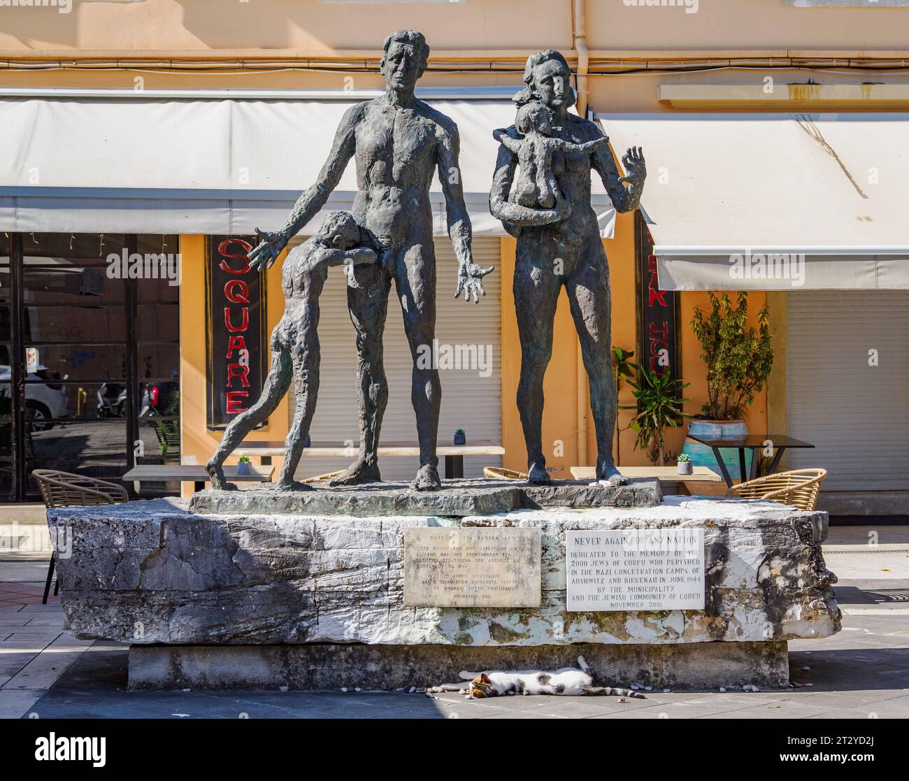 Bronze-Gedenkskulptur für die 2000 korfiotischen Juden, die in Konzentrationslagern der Nazis starben, mit dem Titel „Never Again for any Nation“ - Korfu-Stadt Griechenland Stockfoto