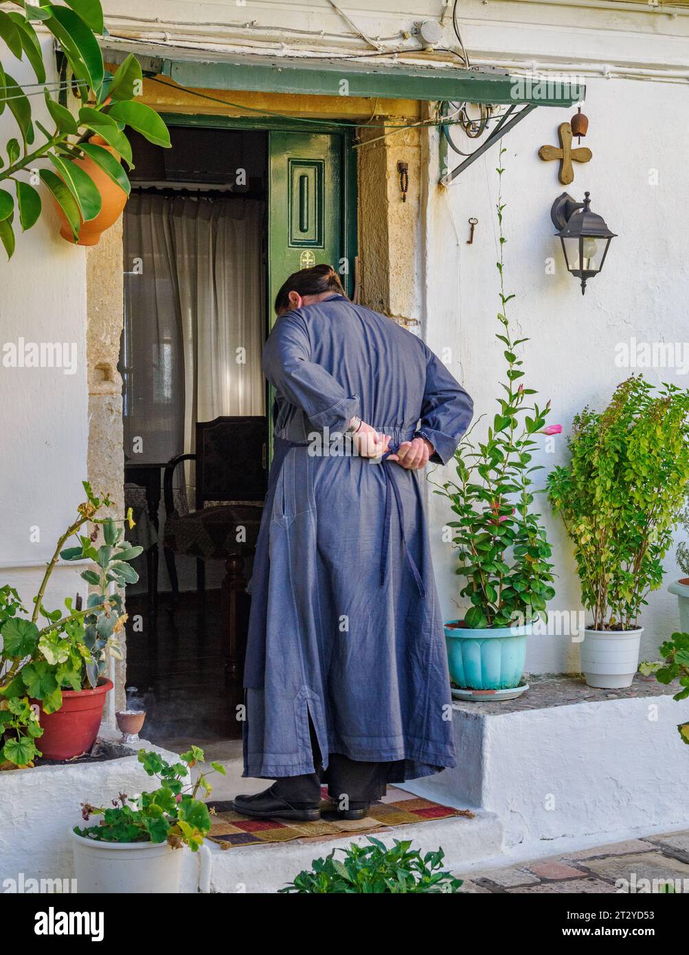 Ein Mönch an seiner Zellentür im Kloster Panagia Theotokos oberhalb von Paleokastritsa an der zerklüfteten Westküste von Korfu - Ionischen Inseln Griechenland Stockfoto
