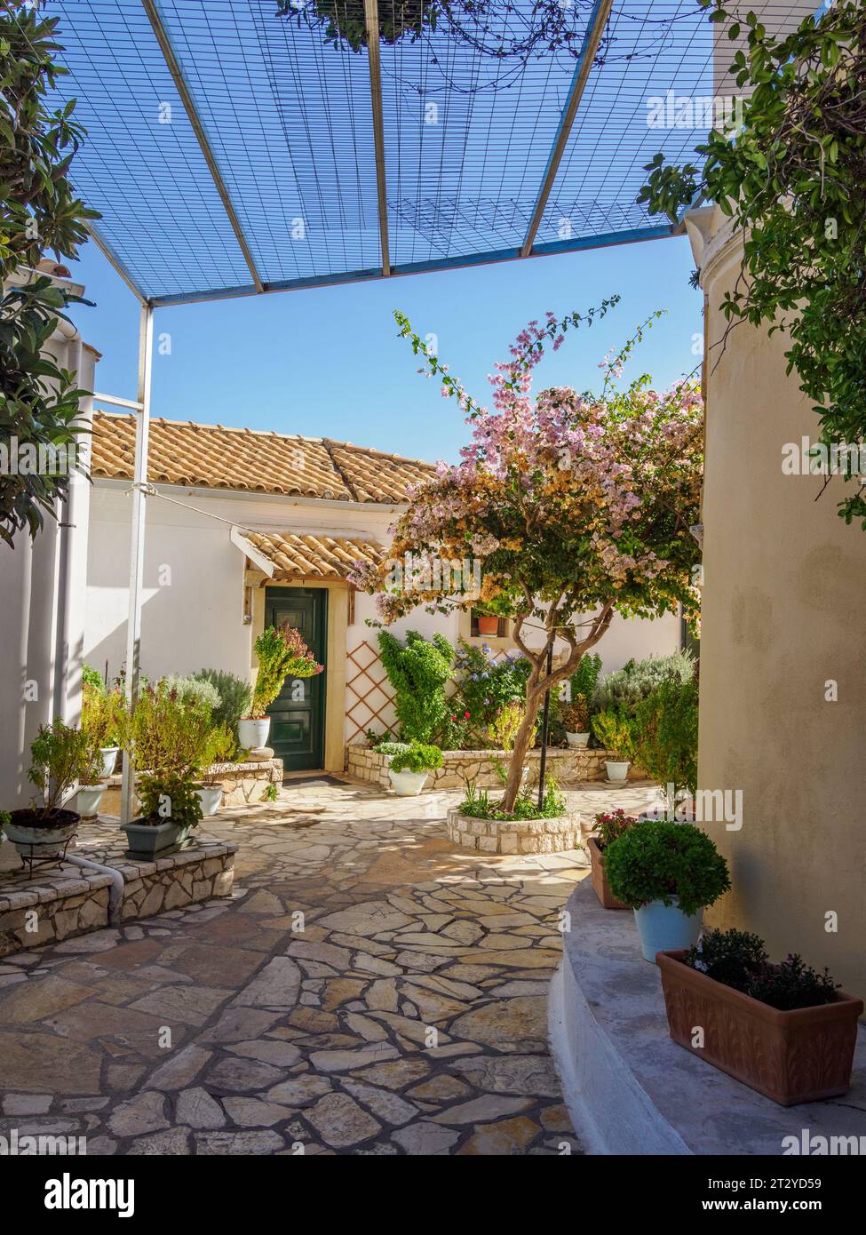 Ecke des Klosters Panagia Theotokos oberhalb von Paleokastritsa an der zerklüfteten Westküste von Korfu - Ionische Inseln Griechenland Stockfoto