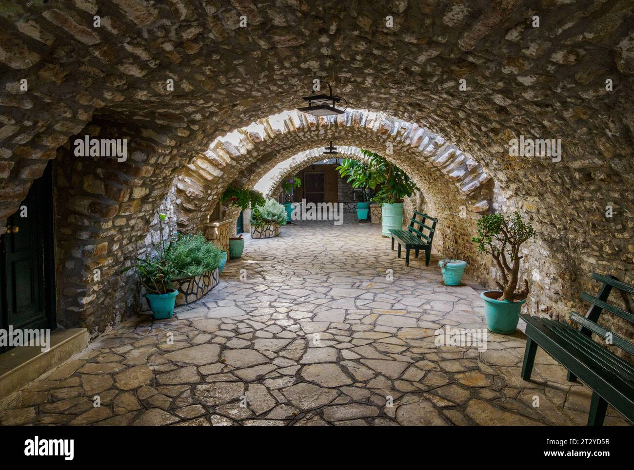 Unterirdische Kreuzgänge des Klosters Panagia Theotokos oberhalb von Paleokastritsa an der zerklüfteten Westküste von Korfu - Ionische Inseln Griechenland Stockfoto