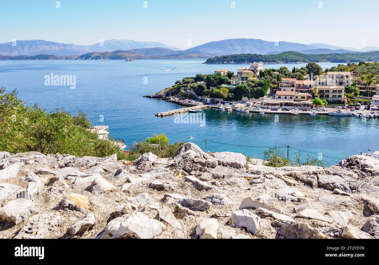 Das Fischerdorf und Urlaubsziel Kassiope an der Nordküste von Korfu auf den Ionischen Inseln Griechenlands von den Burgmauern aus gesehen Stockfoto