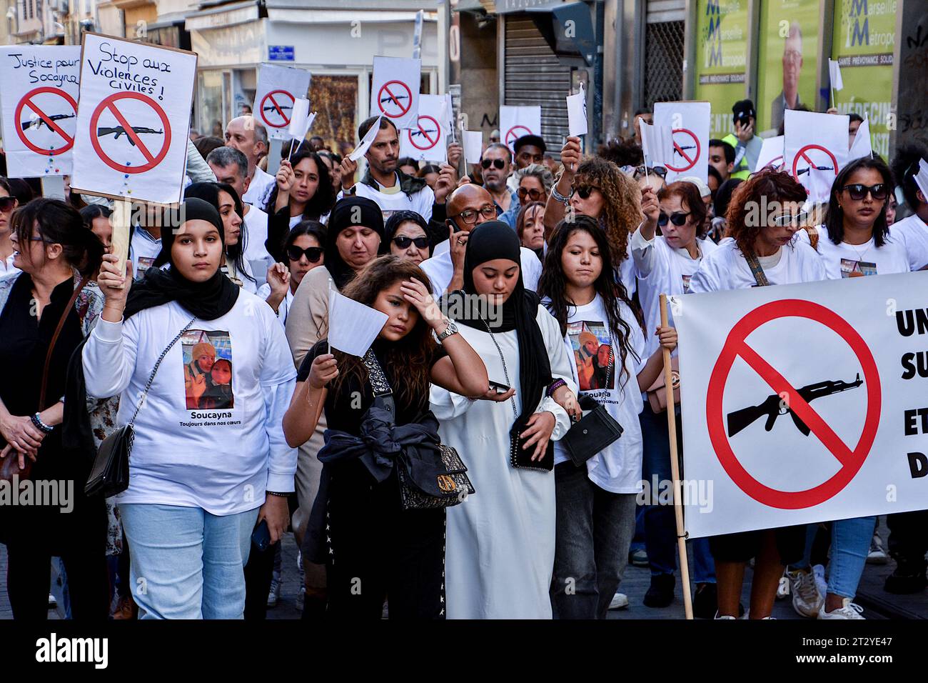 Marseille, Frankreich. Oktober 2023. Die Demonstranten halten während der Demonstration Plakate. Mehrere hundert Menschen nahmen an einem weißen marsch Teil, um an Socayna zu erinnern, eine junge Studentin, die am 10. September 2023 in Marseille durch eine streunende Kugel getötet wurde. (Foto: Gerard Bottino/SOPA Images/SIPA USA) Credit: SIPA USA/Alamy Live News Stockfoto