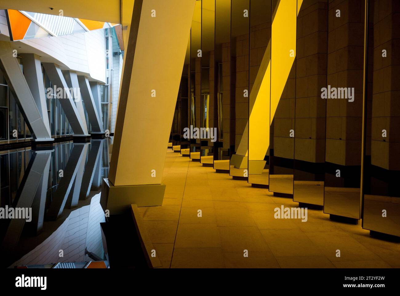 Außenansicht der Fondation Louis Vuitton, Museum in Bois de Boulogne in Paris, Frankreich. Vvbvanbree fotografie Stockfoto