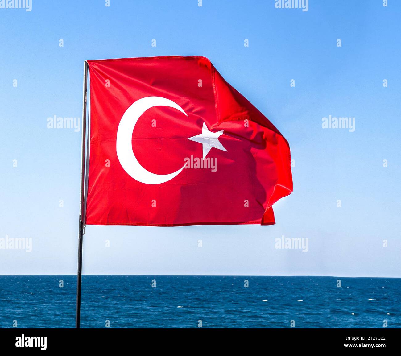 Turkiye-Flagge, Türkei-Land-Symbol-Banner über Himmel und Meer Stockfoto