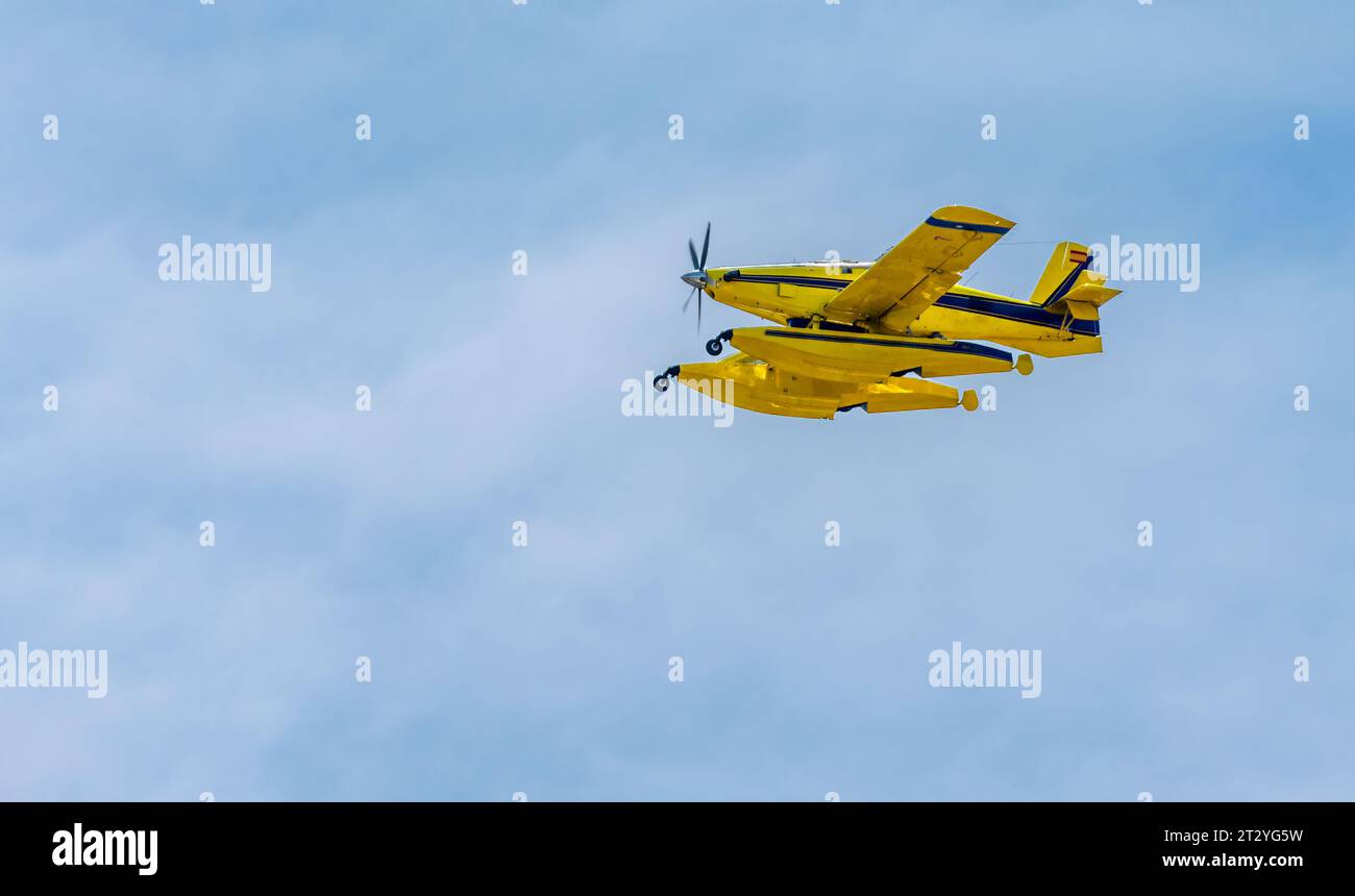 Löschflugzeuge in Aktion Stockfoto