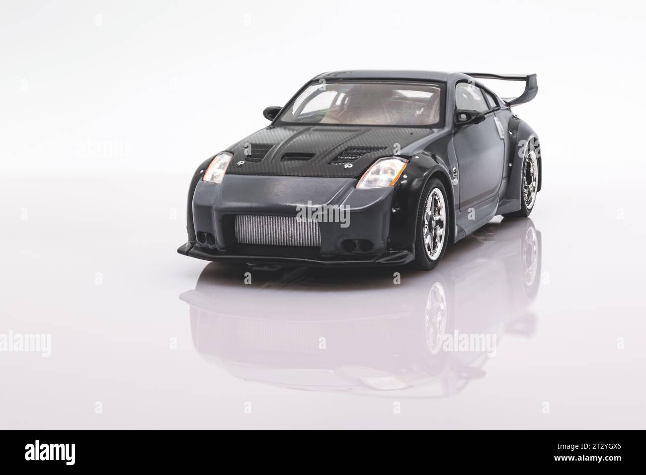 Fast&Furious Nissan Fairlady Z (Z33) 1:43 Modellauto, Vorderansicht, weißer Hintergrund mit Reflexion Stockfoto