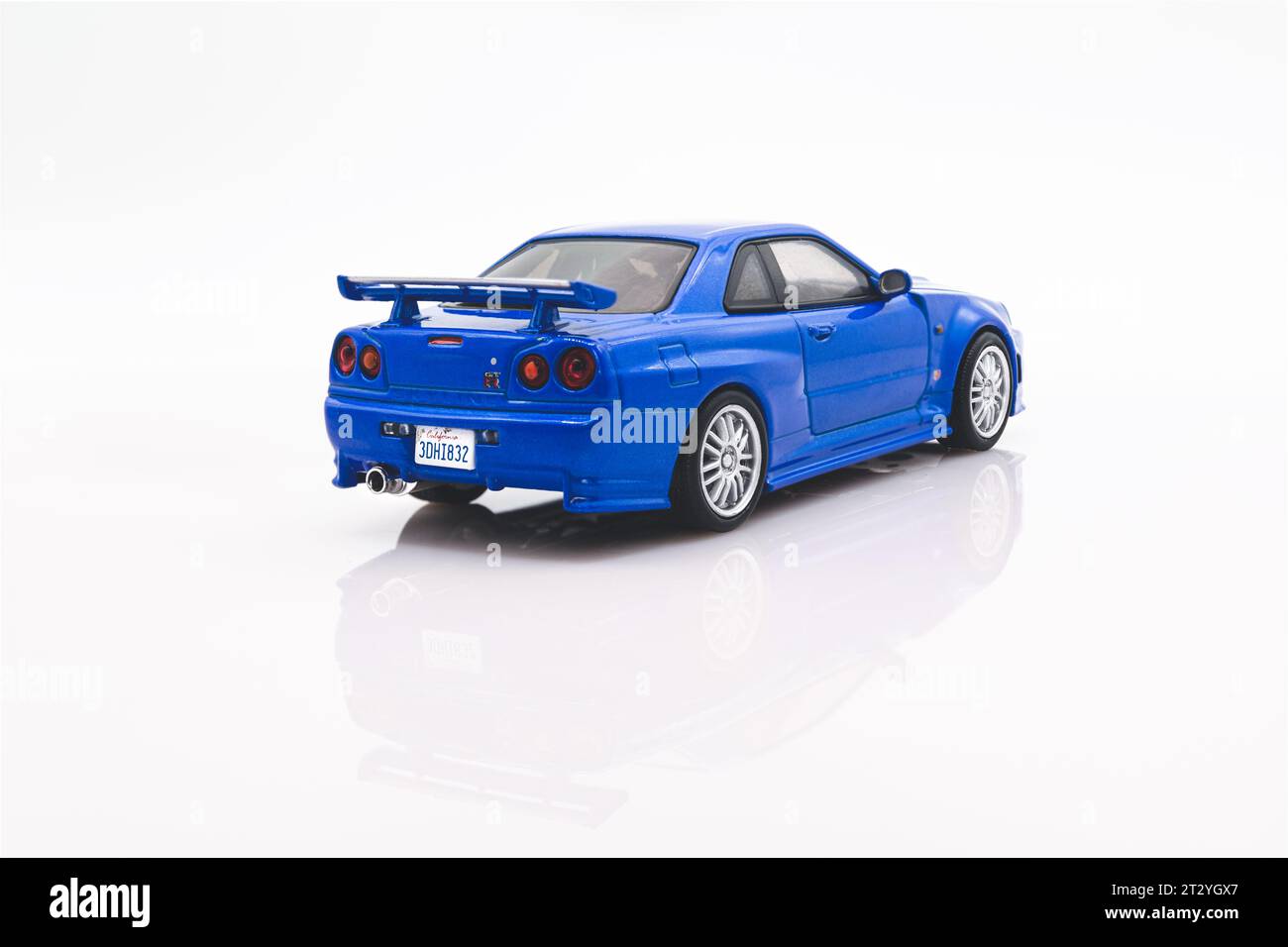 Fast&Furious Nissan Skyline GT-R R34 1:43 Modellauto, Rückansicht, weißer Hintergrund mit Reflexion Stockfoto