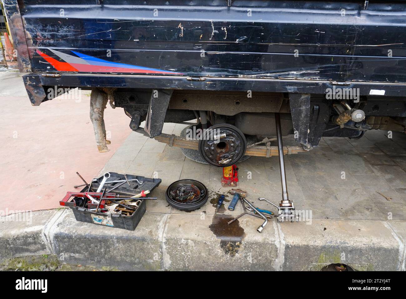 Closeup horizontale Foto von exponierten Auto Bremstrommel und Bremsen im  inneren Rad gut Stockfotografie - Alamy