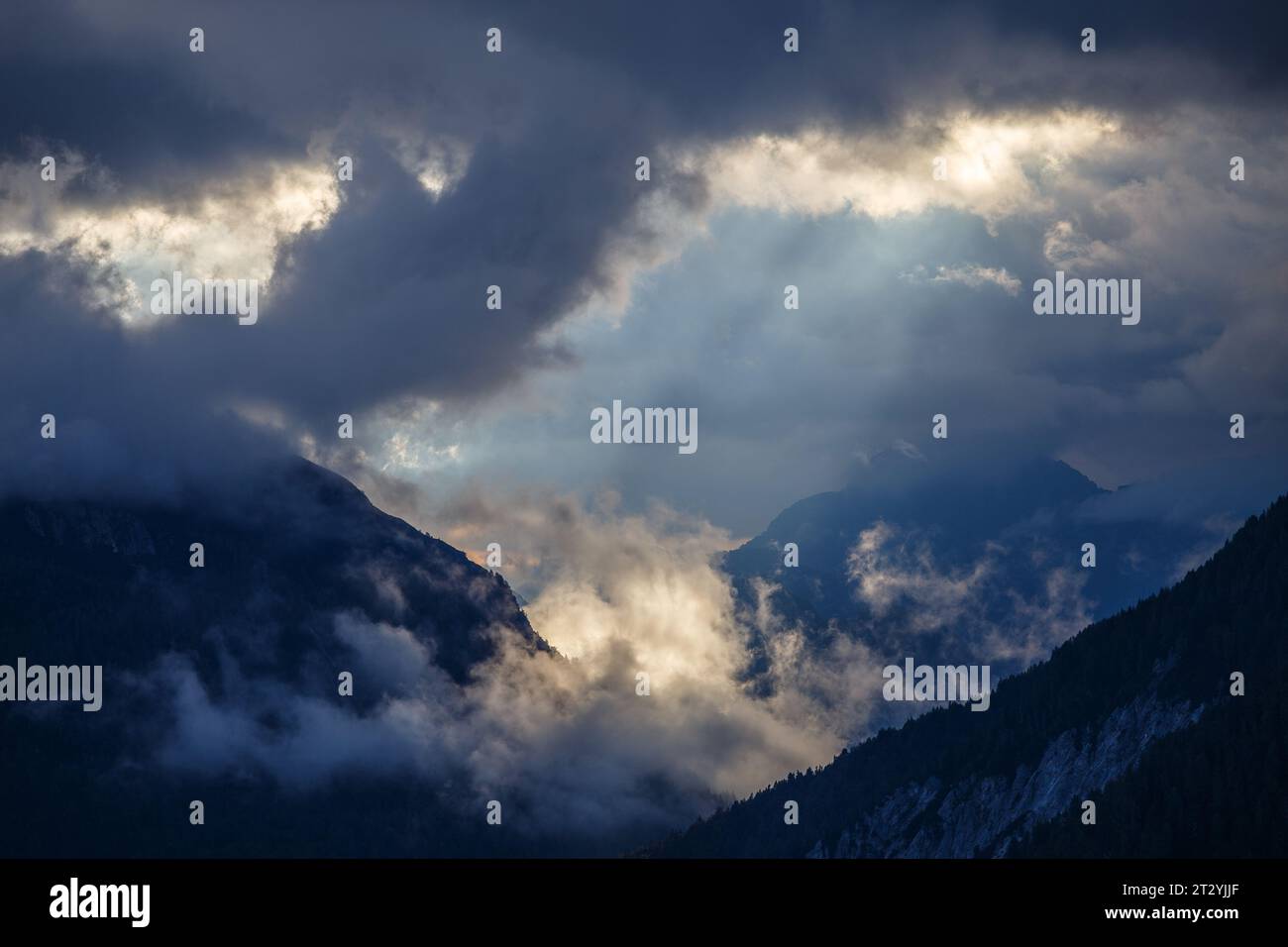 Dramatischer Himmel, Lichtstrahl zwischen den Wolken. Alpental der Julischen Alpen. Italien. Europa. Stockfoto