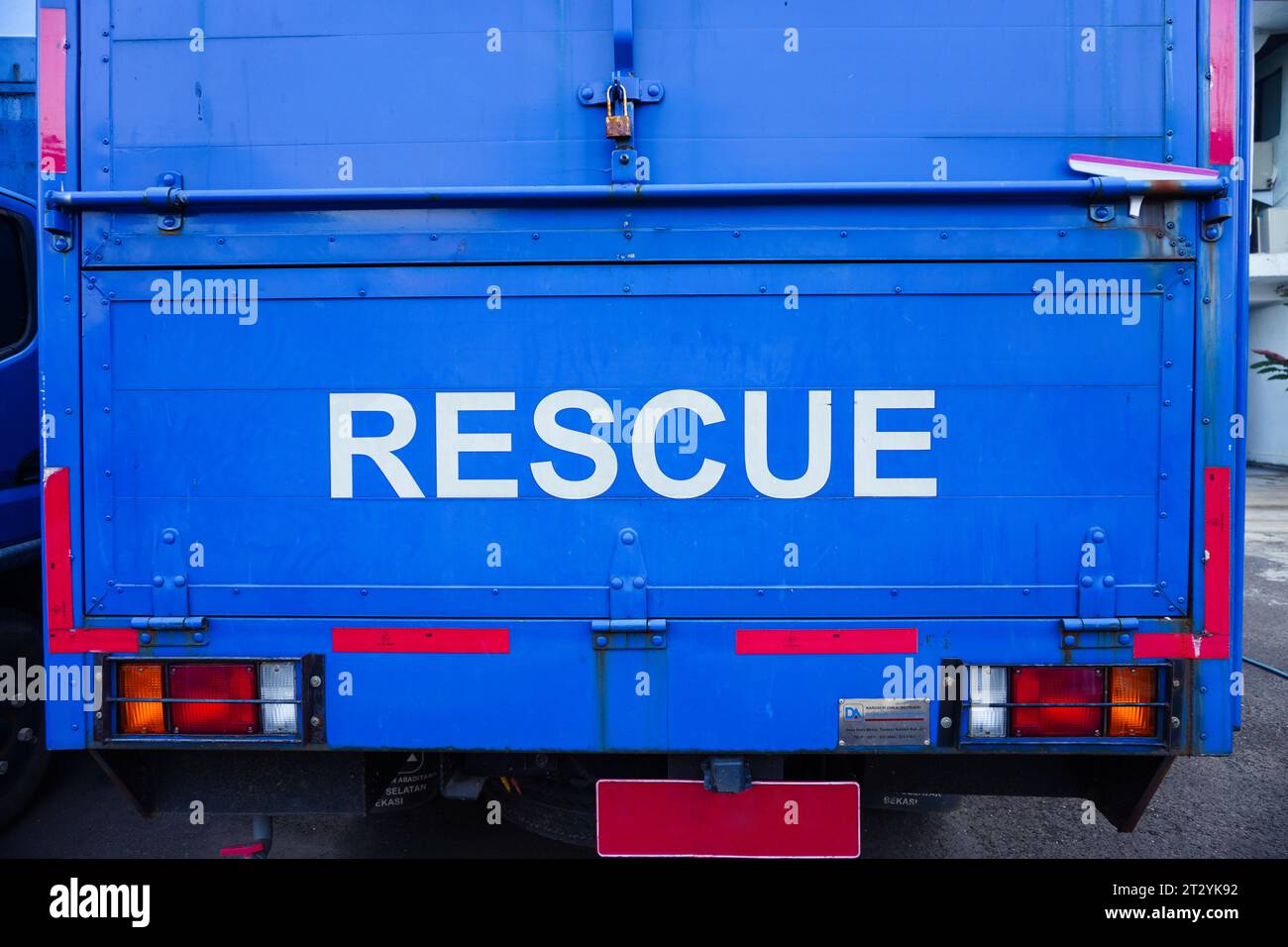 Selektiver Fokus auf die Worte „Rescue“ auf der Rückseite eines blauen Katastrophenschutzwagens Stockfoto