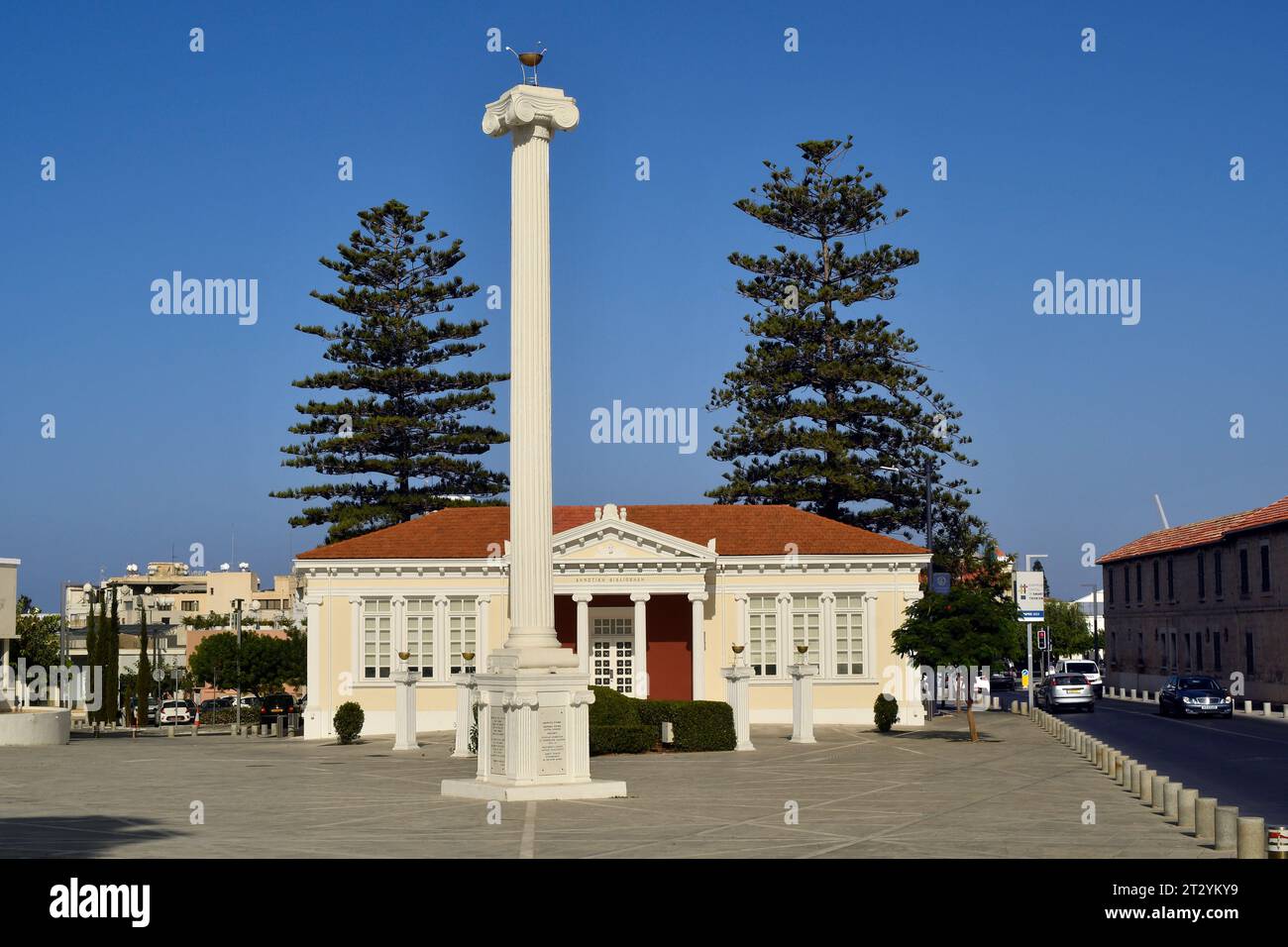 Paphos, Zypern - 27. September 2023: Stadtgärten mit Stadtbibliothek im Altstadtviertel, Stadt war Europäische Kulturhauptstadt 2017 Stockfoto