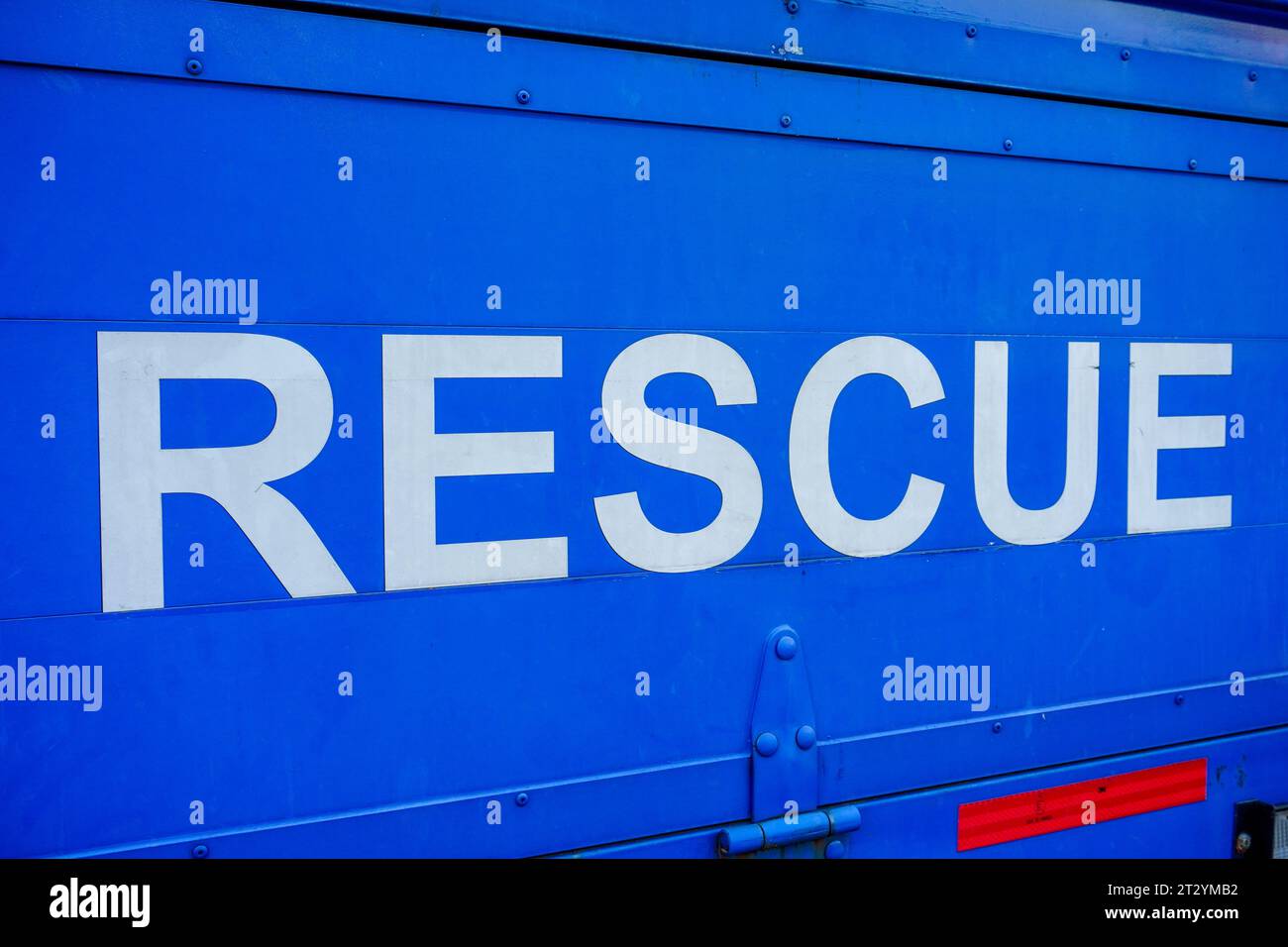 Selektiver Fokus auf die Worte „Rescue“ auf der Rückseite eines blauen Katastrophenschutzwagens Stockfoto