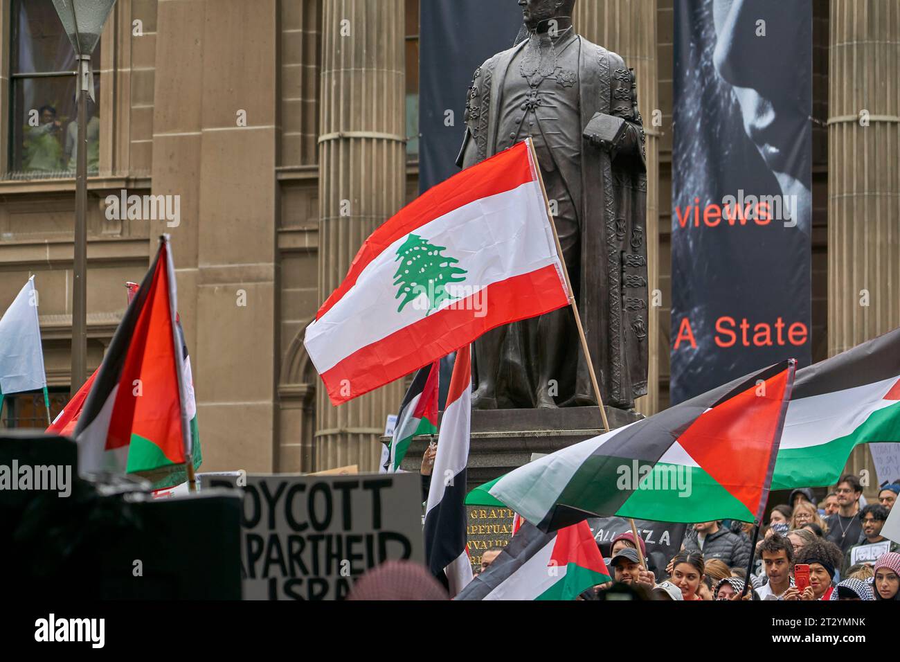 22. Oktober 2023 Melbourne Victoria AustraliaThe Flags of Libanon and Palestine werden von Anhängern der Pro Palesitine-Kundgebung geweht, während sie Reden Credit PjHickox/Alamy live News hören Stockfoto