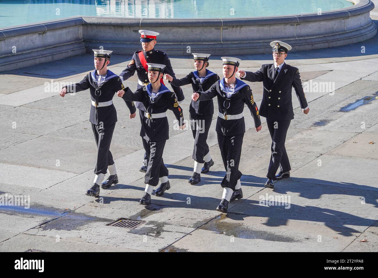 London , Vereinigtes Königreich 22. Oktober 2023. Seekadetten nehmen am Trafalgar Day an der Feier des Sieges der Royal Navy unter dem Kommando von Vizeadmiral Horatio Nelson über die französische und die spanische Flotte in der Schlacht von Trafalgar am 21. Oktober 1805 Teil. Credit amer ghazzal/Alamy Live News Stockfoto