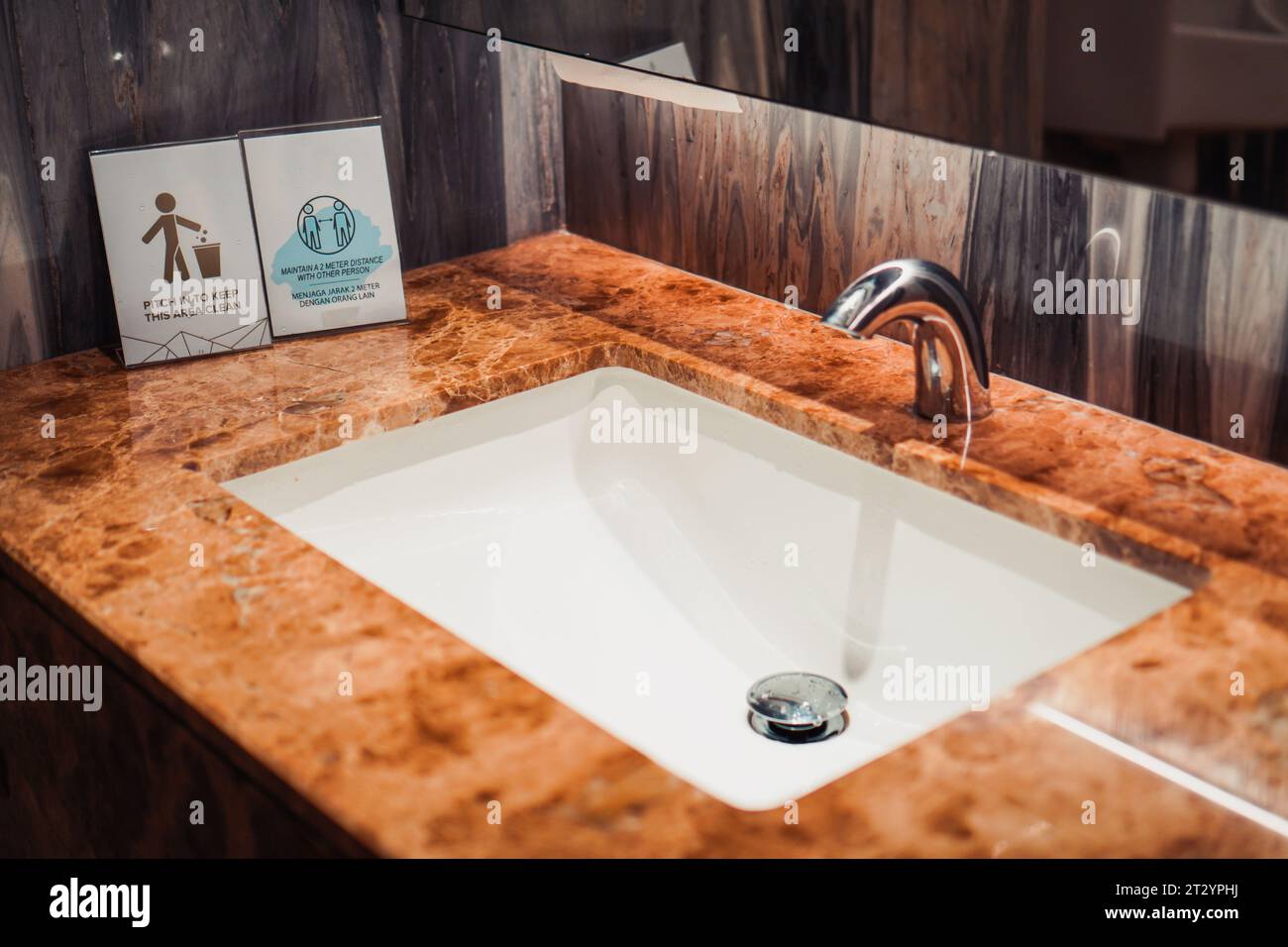 Ein Waschbecken mit eleganter und exklusiver Atmosphäre mit Verhaltenskodex, um diesen Bereich sauber zu halten Stockfoto