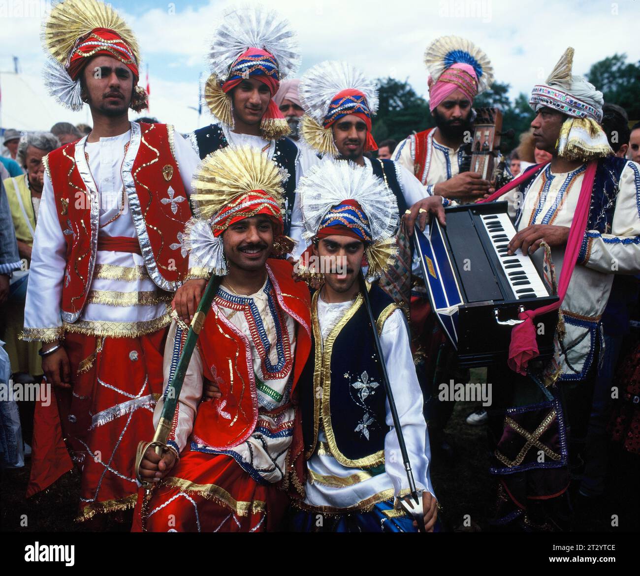 Indien. Neu-Delhi. Karneval. Außenporträt männlicher Hochzeitsgruppe in traditionellen Trachten. Stockfoto