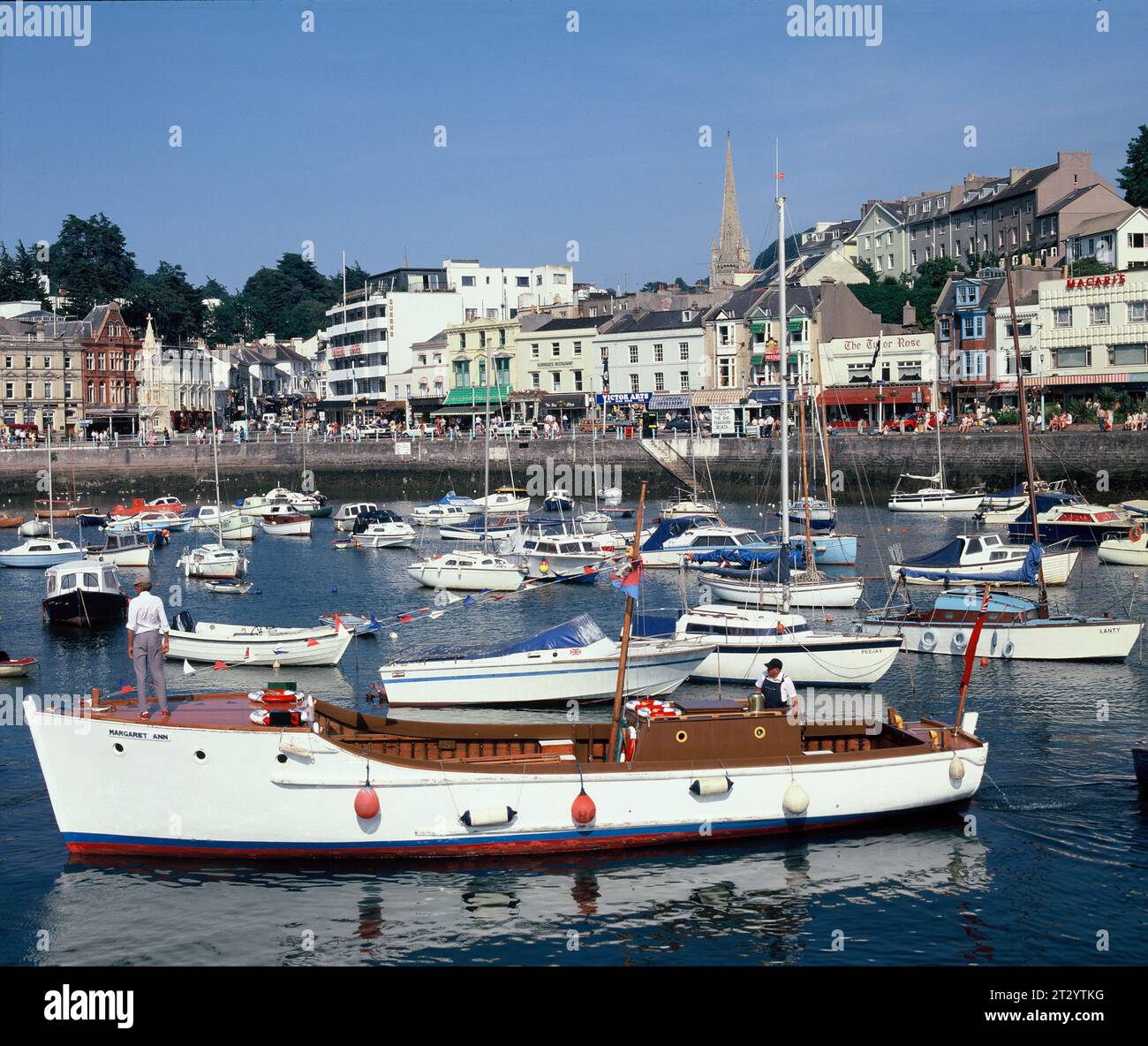 England. Devon. Brixham. Hafenblick mit klassischem Motorboot. Stockfoto