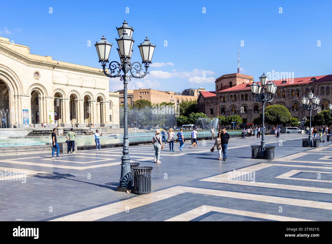 Jerewan, Armenien - 14. September 2023: Platz der Fußgängerzone im zentralen Stadtteil Kentron der Stadt Jerewan am sonnigen Herbsttag Stockfoto