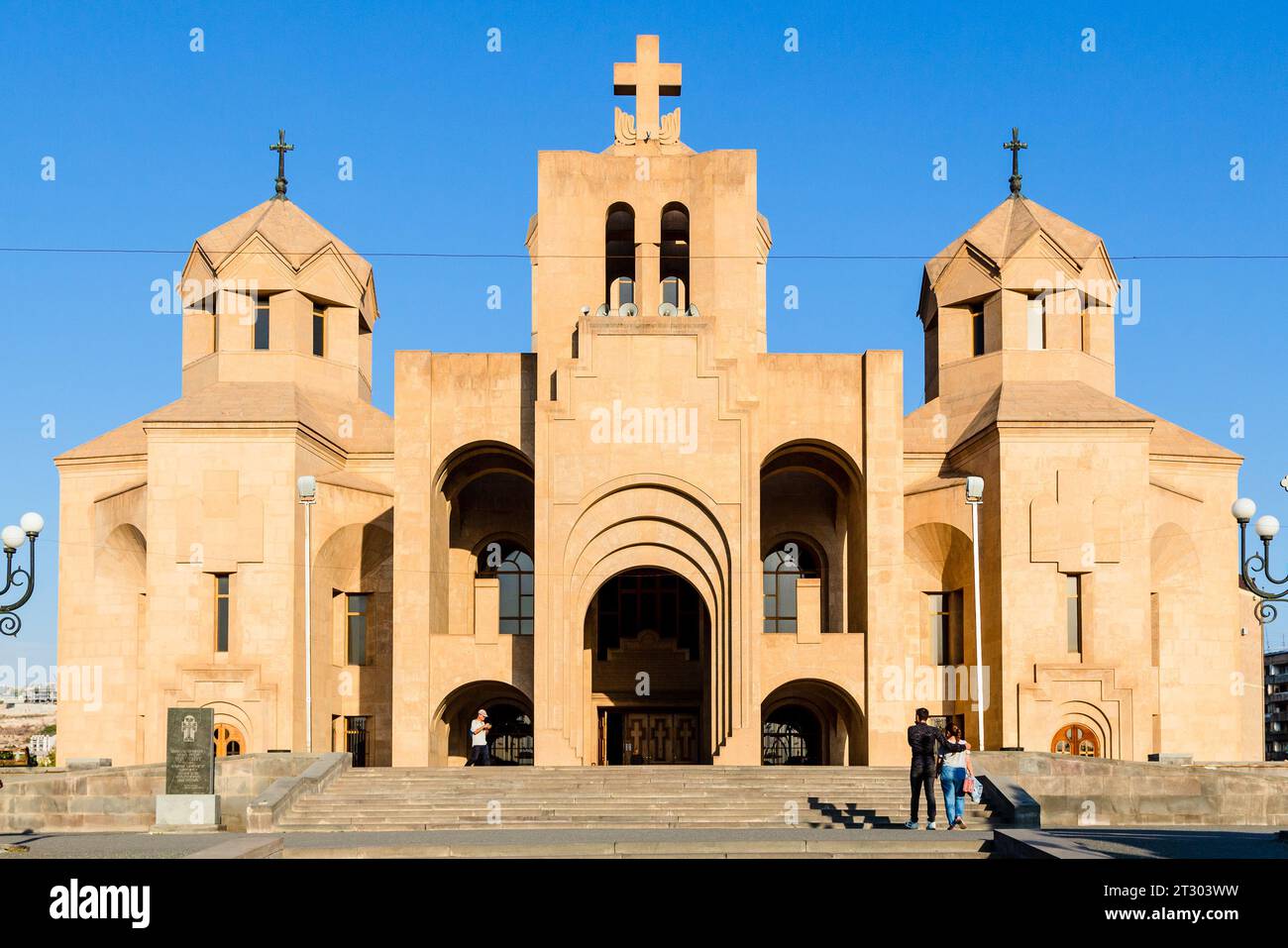 Jerewan, Armenien - 28. September 2023: Blick auf das Gebäude des Heiligen Gregor, der Illuminatorenkathedrale, beleuchtet von der untergehenden Sonne in Jerewan Stadt bei Sonnenschein Stockfoto