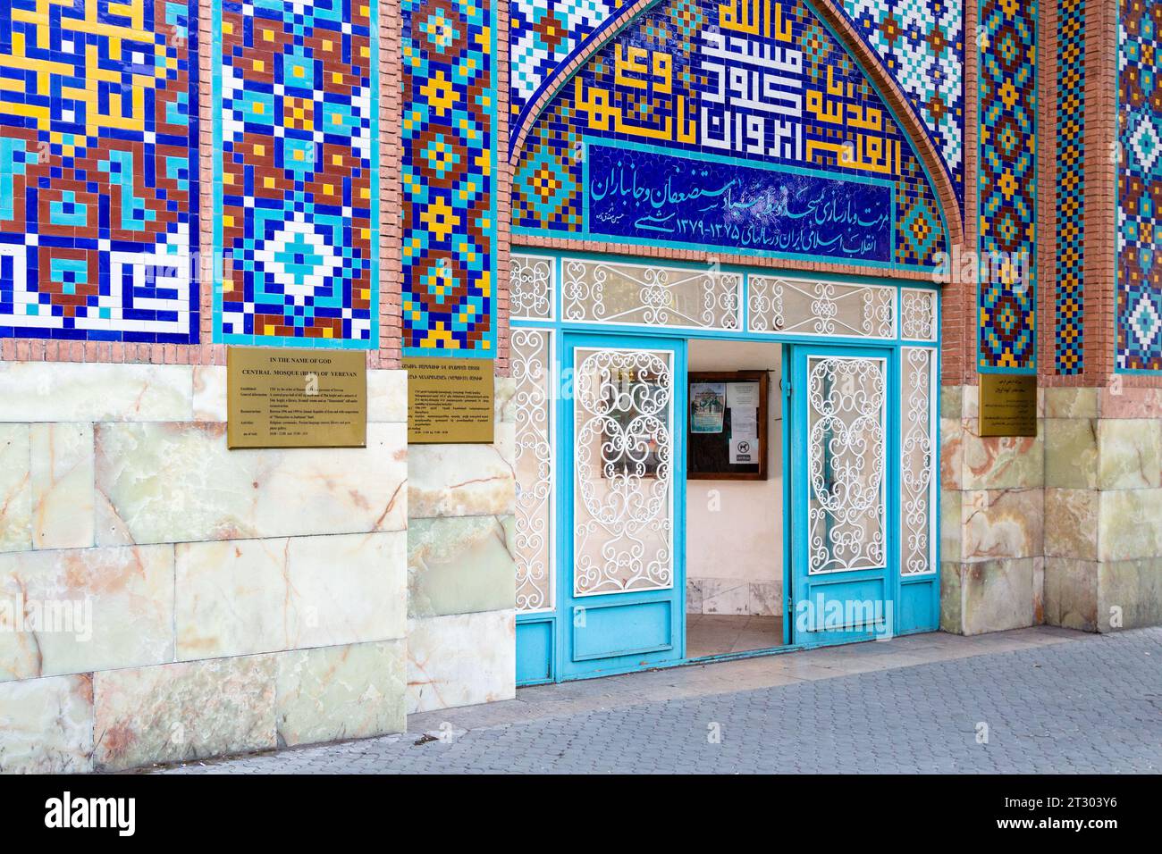 Jerewan, Armenien - 29. September 2023: Eingang von der Mesrop Maschtots Avenue zum Gebiet der Blauen Moschee in Jerewan Stadt. Die Blaue Moschee ist schiitische Mosqu Stockfoto