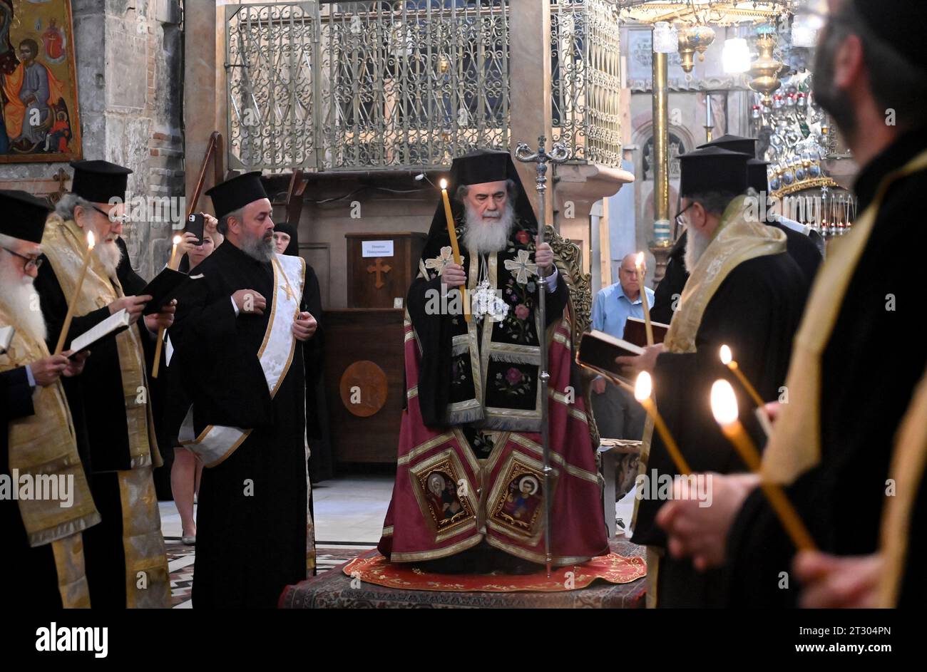 Altstadt Jerusalem, Israel. Oktober 2023. Der griechisch-orthodoxe Patriarch von Jerusalem Theophilos III. Betet bei einer Gedenkfeier für die Seelen der Kriegsopfer im Gazastreifen und den Bombenanschlag auf die Kirche des Heiligen Porphyrios in der Grabeskirche in der Altstadt von Jerusalem am Sonntag, den 22. Oktober 2023. Foto: Debbie Hill/ Credit: UPI/Alamy Live News Stockfoto