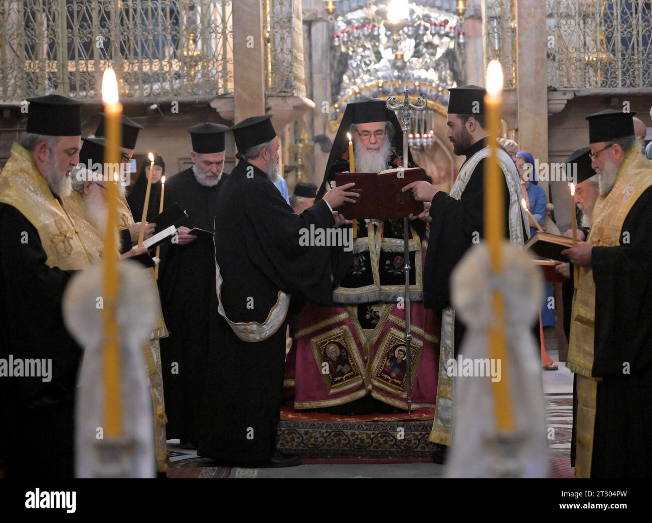 Altstadt Jerusalem, Israel. Oktober 2023. Der griechisch-orthodoxe Patriarch von Jerusalem Theophilos III. Betet bei einer Gedenkfeier für die Seelen der Kriegsopfer im Gazastreifen und den Bombenanschlag auf die Kirche des Heiligen Porphyrios in der Grabeskirche in der Altstadt von Jerusalem am Sonntag, den 22. Oktober 2023. Foto: Debbie Hill/ Credit: UPI/Alamy Live News Stockfoto