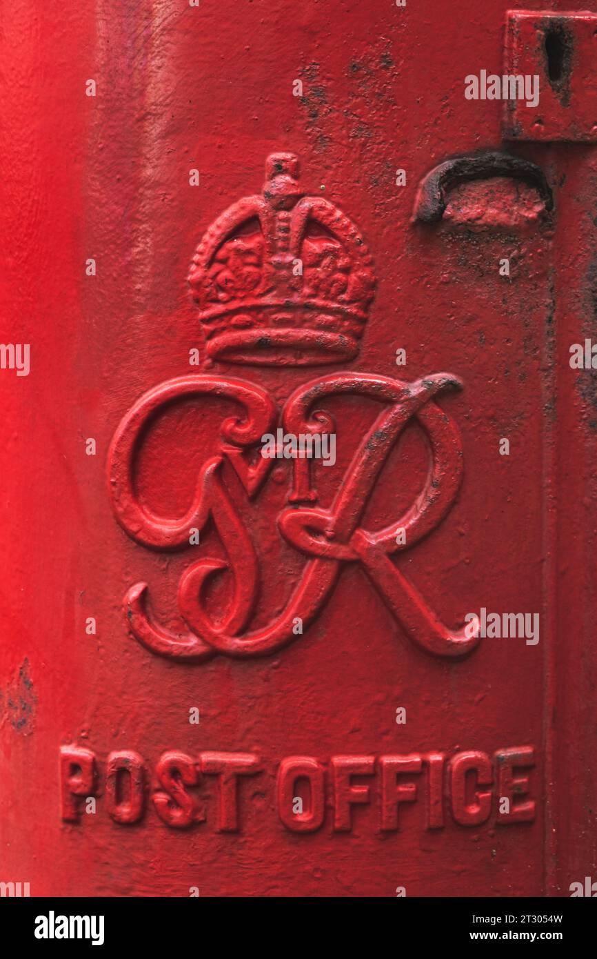 Roter Briefkasten (G VI R) auf der Straße in Worthing, West Sussex Stockfoto