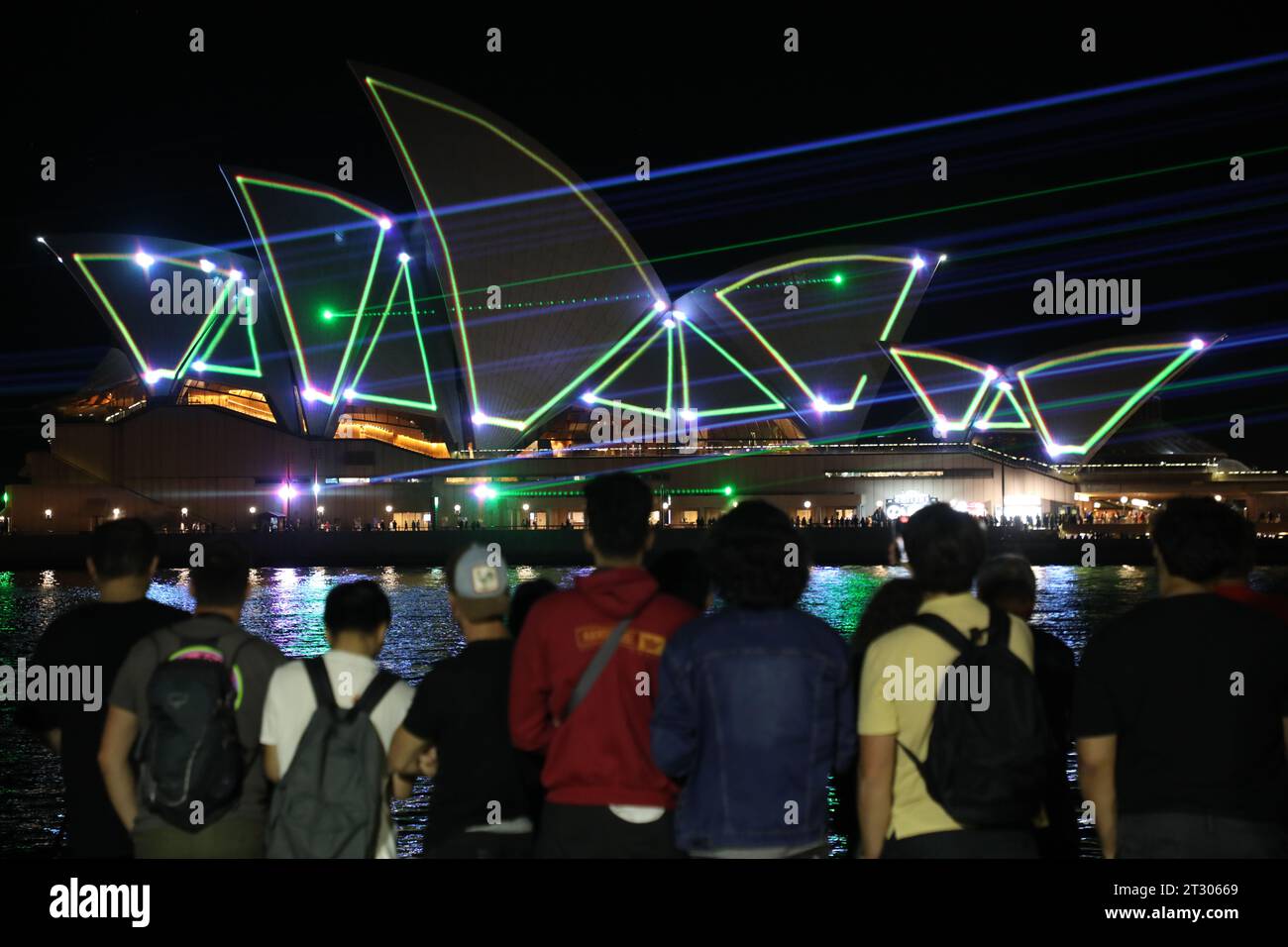 Sydney, Australien. Oktober 2023. Letzte Nacht der Projektionen zum 50. Jahrestag des Opernhauses von Sydney. Um 20 Uhr gab das Sydney Opera House eine Lasershow des renommierten australischen Audio-visuellen Künstlers Robin Fox in Zusammenarbeit mit Genius Laser Technology jeden Abend von Freitag, 20. Oktober bis Sonntag, 22. Oktober 2023. Richard Milnes/Alamy Live News Stockfoto