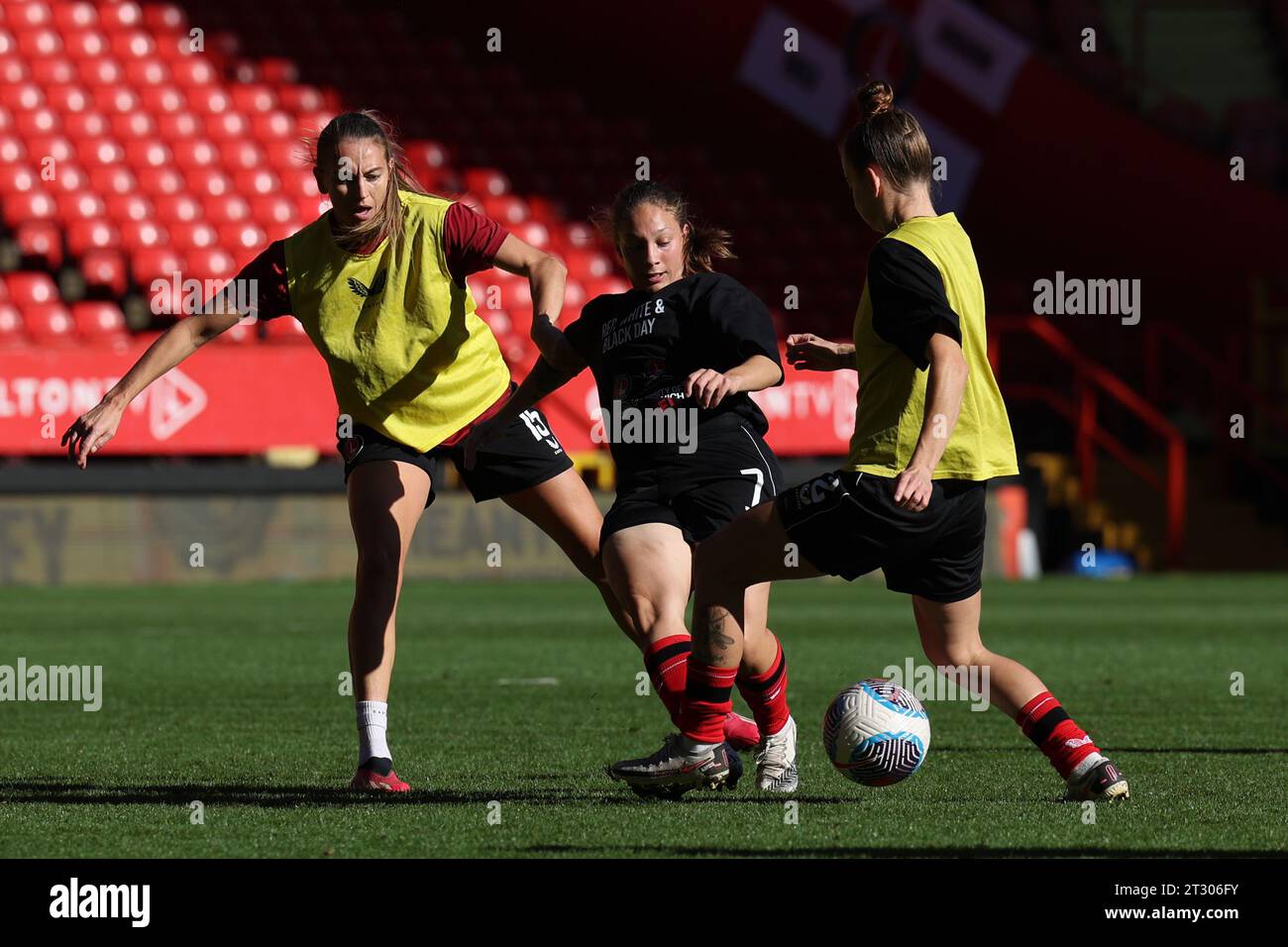 London, Großbritannien. Oktober 2023. Die Spieler von Charlton Athletic wärmen sich während des Barclays FA Womens Championship Fußballspiels zwischen Charlton Athletic und Crystal Palace im Valley in London auf. (James Whitehead/SPP) Credit: SPP Sport Press Photo. /Alamy Live News Stockfoto