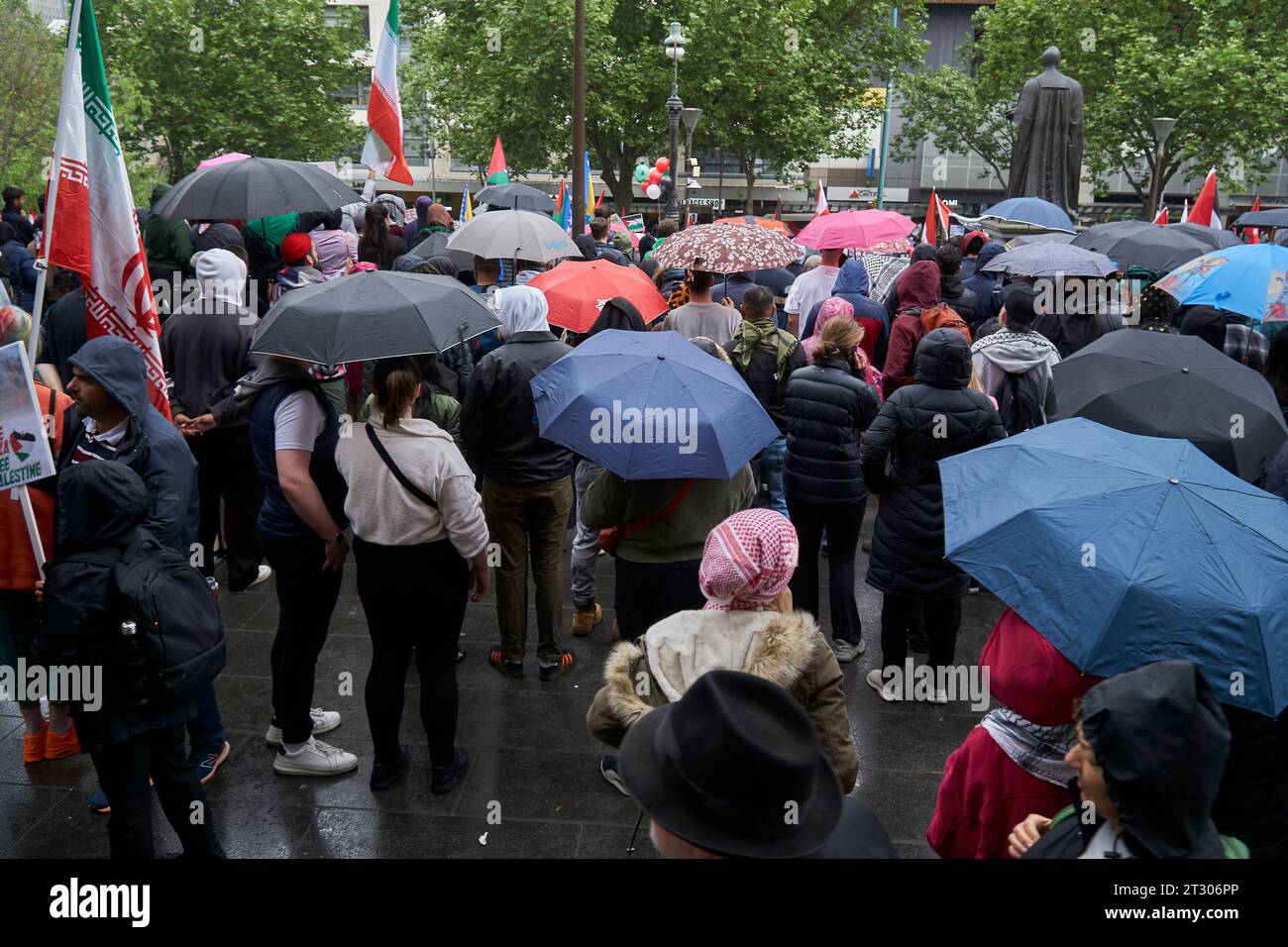 22. Oktober 2023, Melbourne Victoria Australia, das Meer der Regenschirme, während Unterstützer Reden bei der Pro Palestine Rally in der State Library of Victoria hören. Credit PjHickox/Alamy Live News. Stockfoto