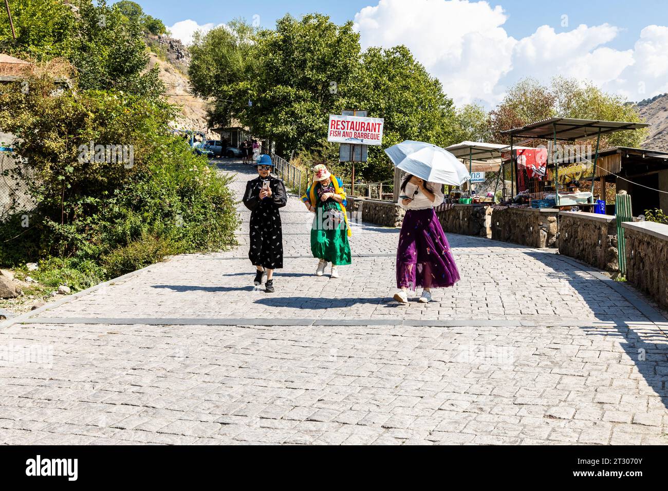 Garni, Armenien - 30. September 2023: Touristen besuchen die Sinfonie der Steine in der Garni-Schlucht in Armenien am sonnigen Herbsttag Stockfoto