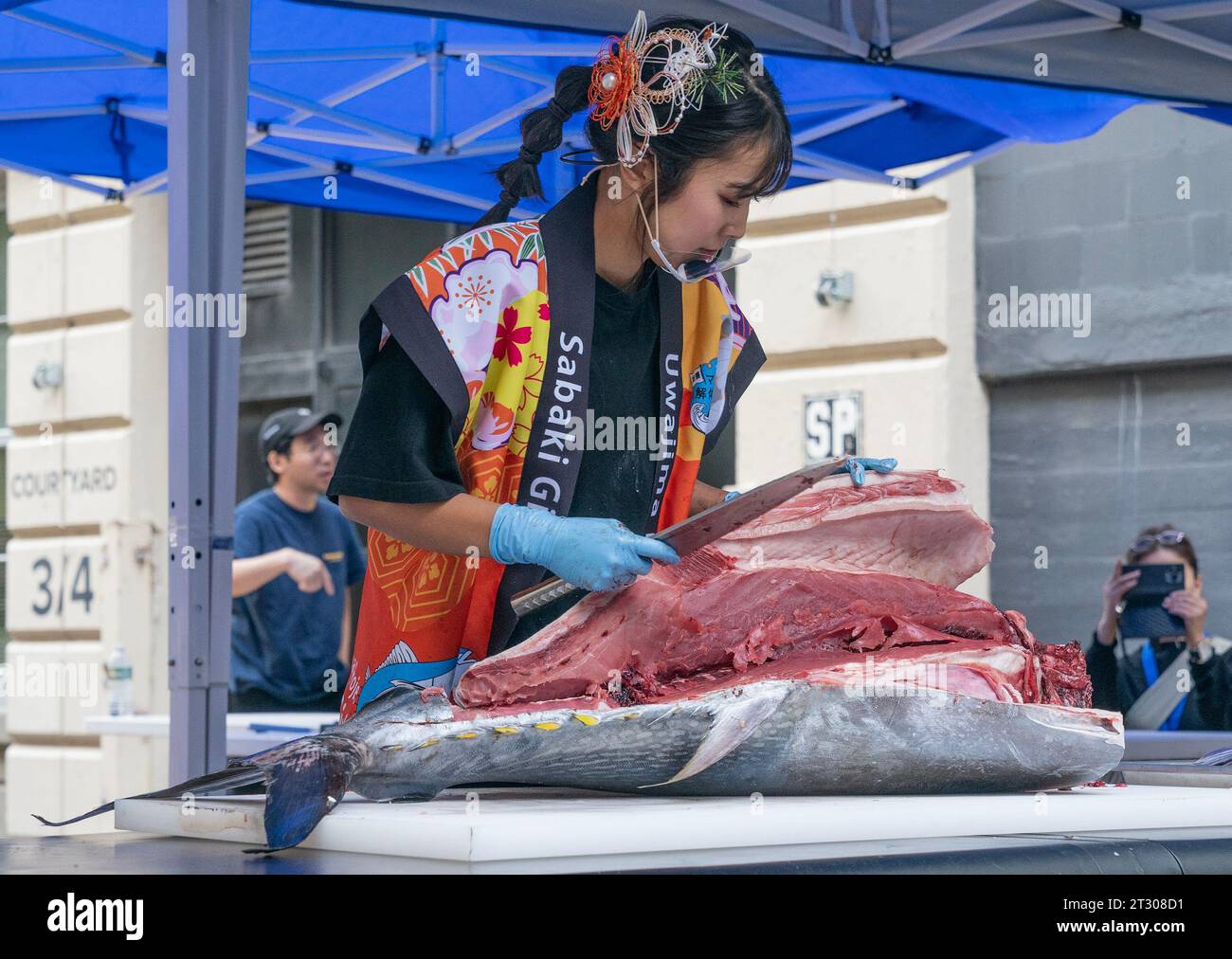 New York, New York, USA. Oktober 2023. Ein Mitglied des Sabaki Girl Project schneidet Roten Thun während der Japanese Food Expo in Industry City. (Kreditbild: © Lev Radin/Pacific Press via ZUMA Press Wire) NUR REDAKTIONELLE VERWENDUNG! Nicht für kommerzielle ZWECKE! Stockfoto