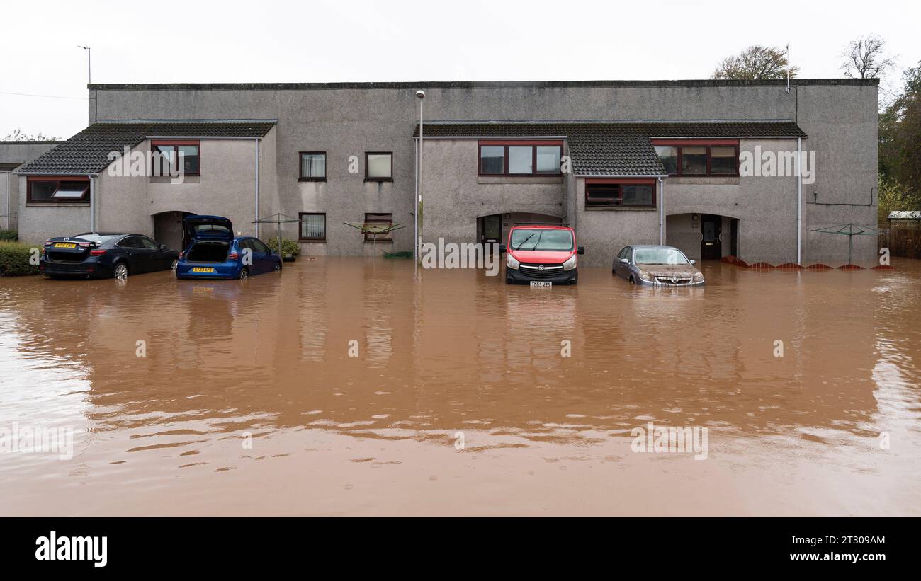 Blick auf überflutete Häuser und Straßen in Brechin, nachdem der Fluss South Esk während des Sturms Babet, Angus, Schottland, Großbritannien, die Hochwasserverteidigungen brach Stockfoto