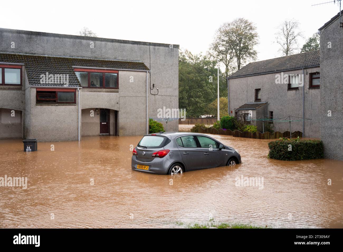 Blick auf überflutete Häuser und Straßen in Brechin, nachdem der Fluss South Esk während des Sturms Babet, Angus, Schottland, Großbritannien, die Hochwasserverteidigungen brach Stockfoto