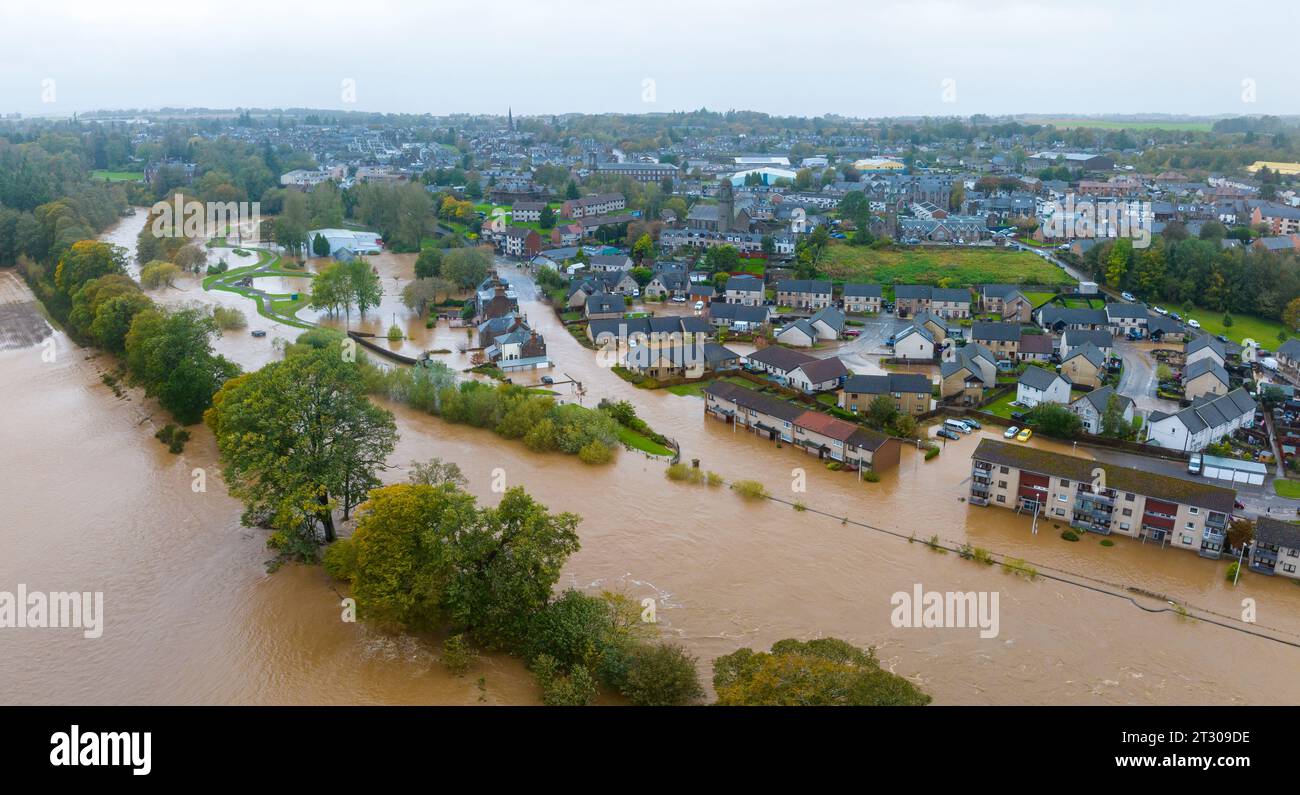 Luftaufnahme von überfluteten Häusern und Straßen in Brechin, nachdem der Fluss South Esk während des Sturms Babet, Angus, Schottland, Großbritannien, die Hochwasserverteidigungen brach Stockfoto