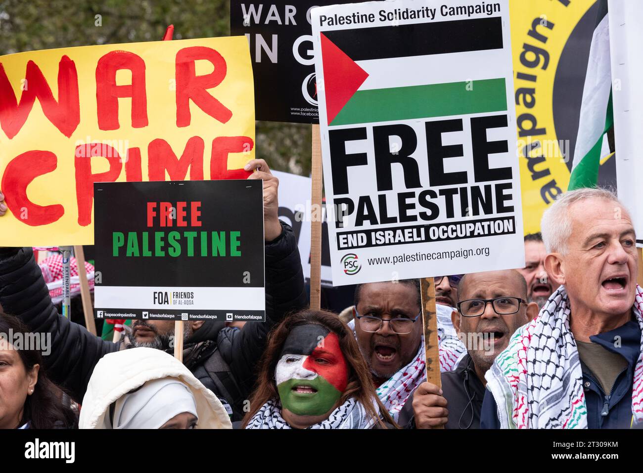 Demonstranten bei einem Freien Palästina protestieren in London nach der Eskalation des Konflikts in Israel und Gaza. Plakat zur Beendigung der israelischen Besatzung Stockfoto