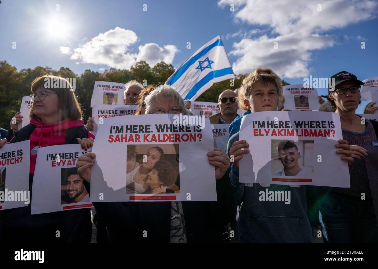 Berlin, Deutschland. Oktober 2023. Die Teilnehmer der Kundgebung "stellen sich gegen Terror, Hass und Antisemitismus - in Solidarität und Mitgefühl mit Israel" halten Zettel mit Namen und Fotos von von von der Hamas entführten Israelis. Nach dem Terroranschlag der Hamas auf Israel am 7. Oktober gab es an diesem Wochenende auch zahlreiche Reaktionen in ganz Deutschland. Quelle: Monika Skolimowska/dpa/Alamy Live News Stockfoto