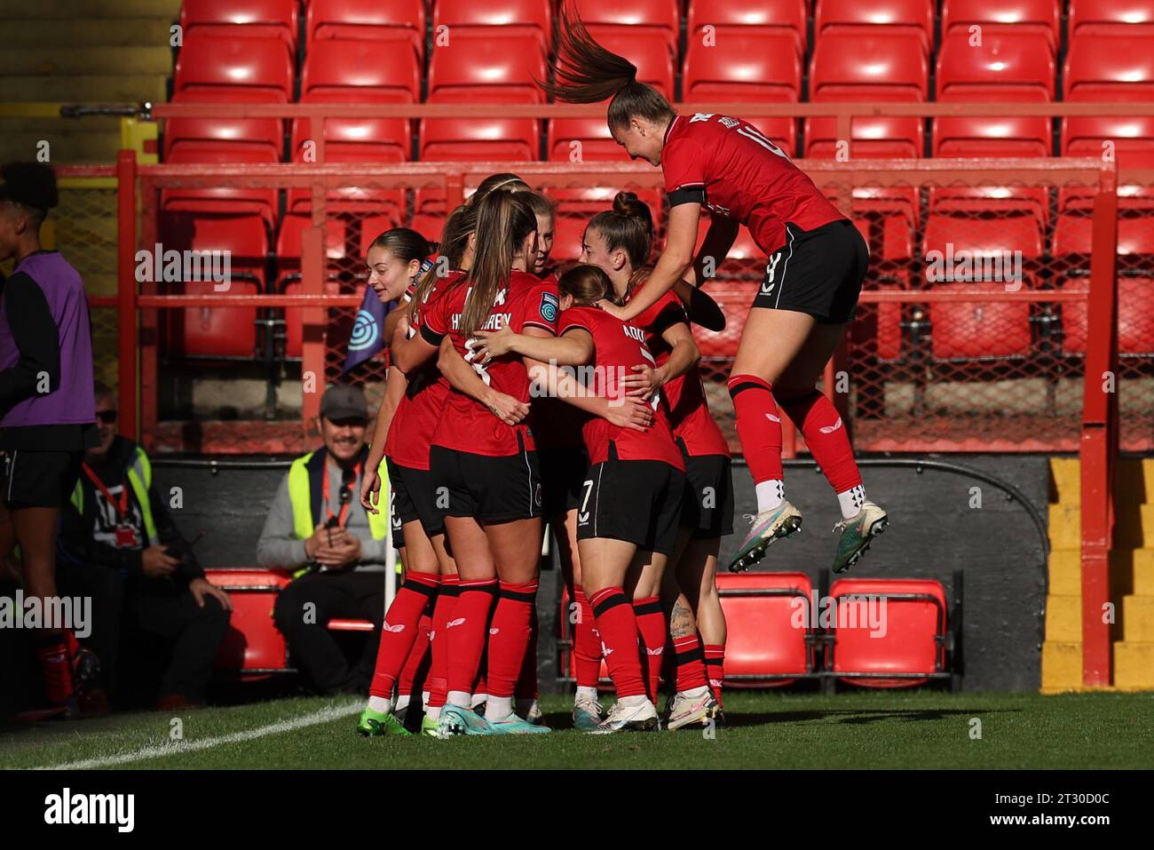 London, Großbritannien. Oktober 2023. Torfeier für Kayleigh Green (15 Charlton Athletic) während des Barclays FA Womens Championship Fußballspiels zwischen Charlton Athletic und Crystal Palace im Valley in London, England. (James Whitehead/SPP) Credit: SPP Sport Press Photo. /Alamy Live News Stockfoto