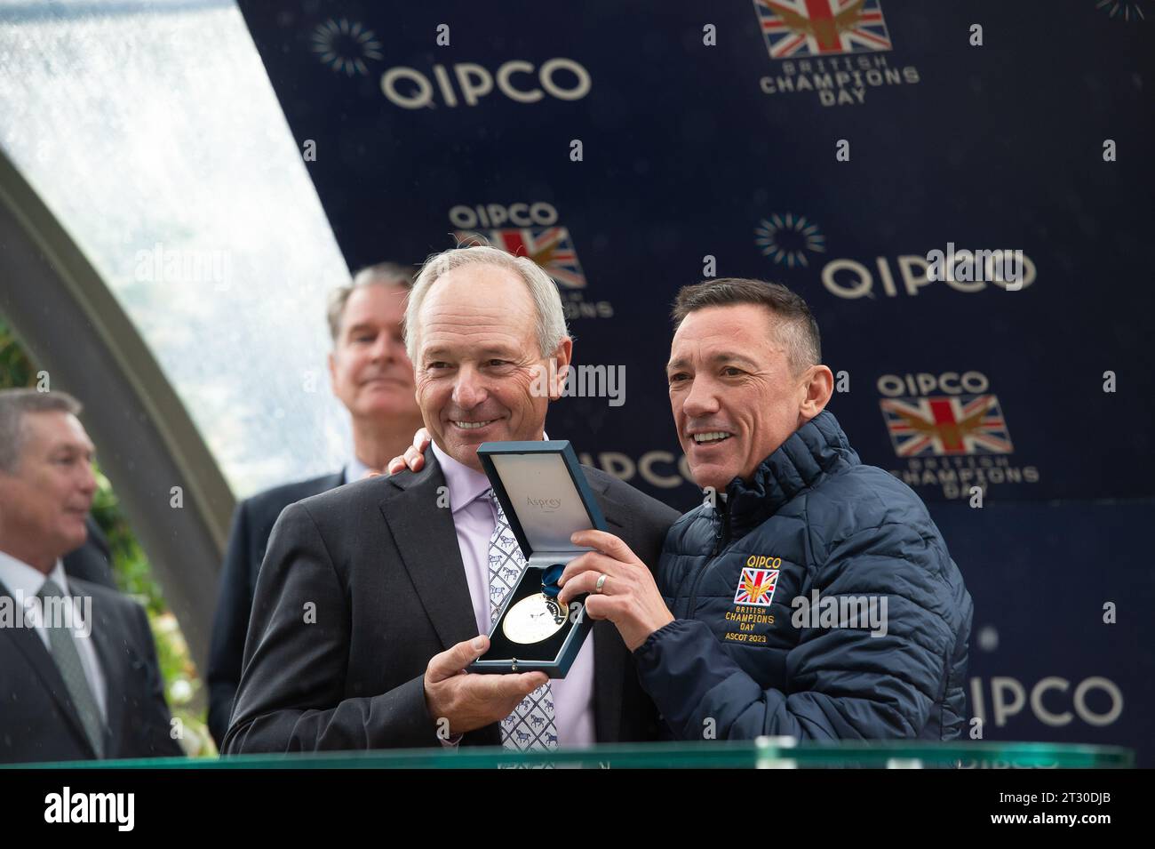 Ascot, Berkshire, Großbritannien. Oktober 2023. US-amerikanischer Jockey Steve Cauthen (L) wurde heute in der QIPCO British Champions Series, Hall of Fame, ausgezeichnet. Seine Medaille erhielt er von Jockey Frankie Dettori (R). Cauthen wird der fünfte Jockey, der in die QIPCO British Champions Series Hall of Fame aufgenommen wurde, nach Lester Piggott, Pat Eddery, Frankie Dettori und Willie Carson. Der 63-Jährige war eine Sensation über Nacht in Amerika und wurde mit nur 18 Jahren der jüngste Jockey, der 1978 den US Triple Crown gewann. Quelle: Maureen McLean/Alamy Live News Stockfoto