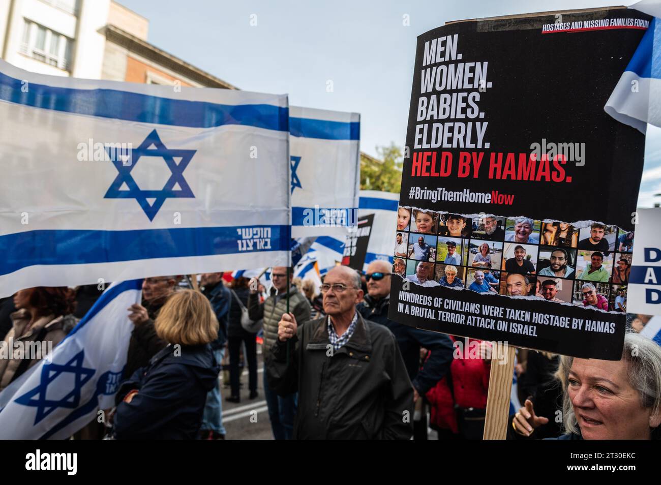 Madrid, Spanien. Oktober 2023. Menschen protestieren mit Plakaten und Fahnen,