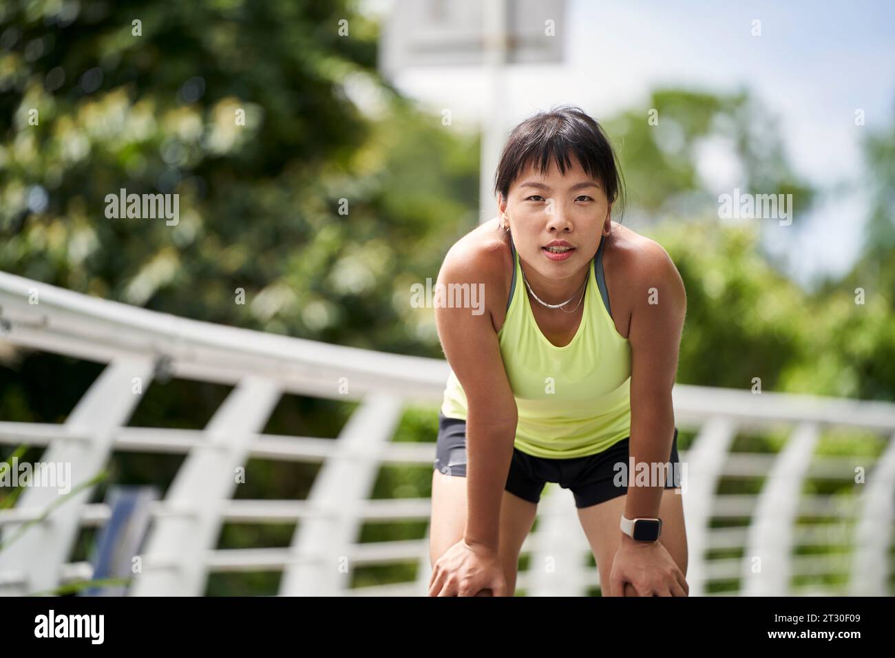 Junge asiatische Frau, weibliche Athletin, die im Freien trainiert Stockfoto