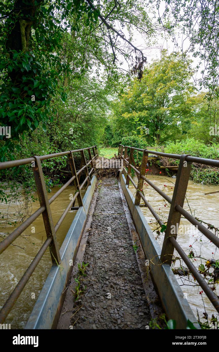 Kleiner Fluss in Hochwasser nach starken Regenfällen als Folge des Sturms Babet traf Großbritannien. Stockfoto