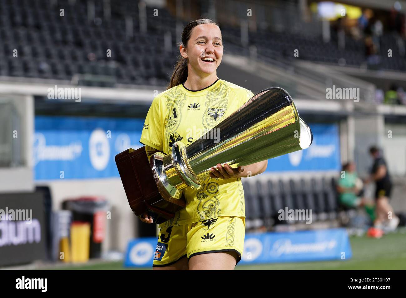 Sydney, Australien. Oktober 2023. Michaela Foster aus Wellington Phoenix trägt den Sister City Cup nach der A-League Women RD2 zwischen den Wanderers und Wellington Phoenix am 22. Oktober 2023 im CommBank Stadium in Sydney, Australien Credit: IOIO IMAGES/Alamy Live News Stockfoto