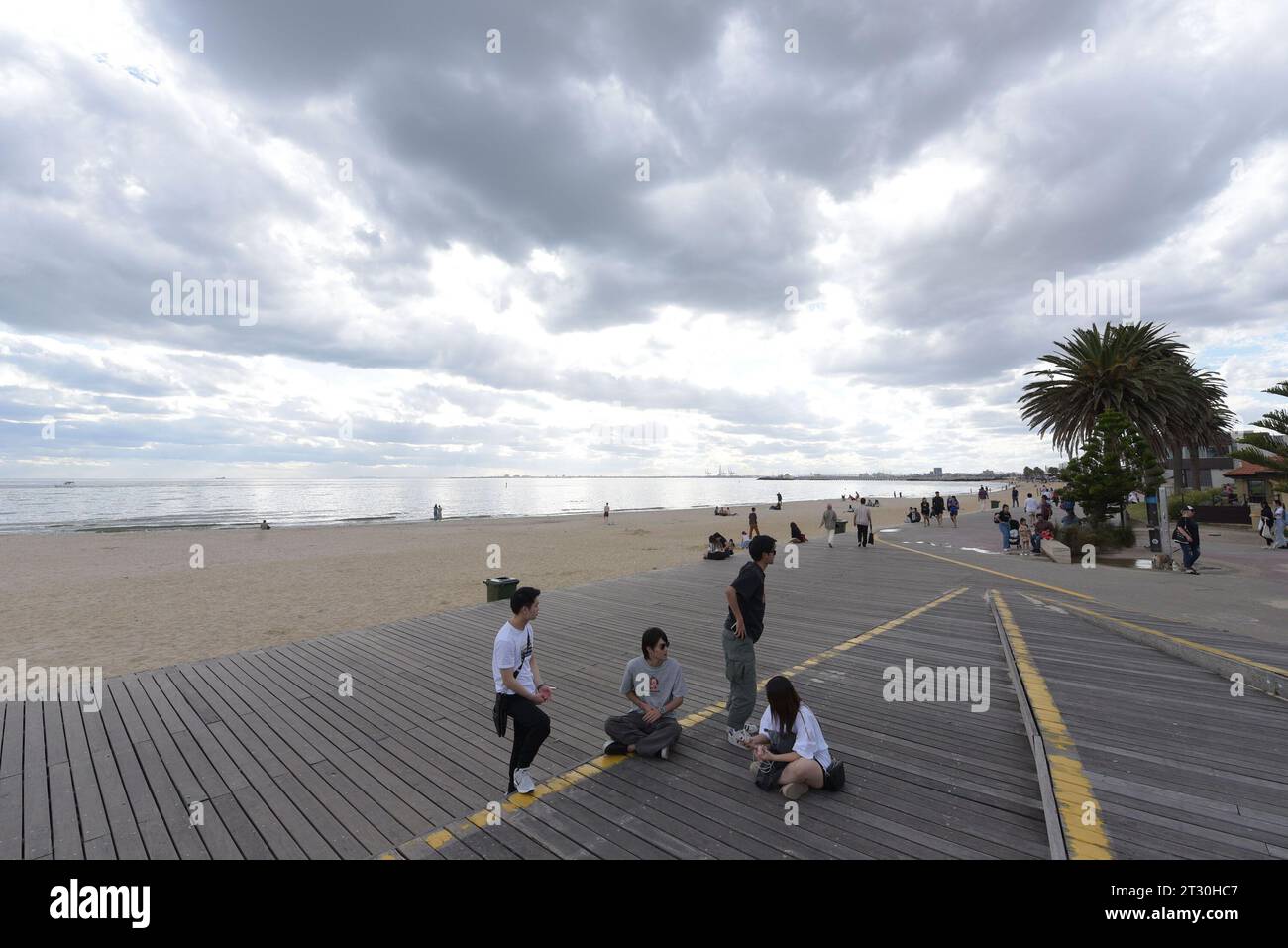 Melbourne, Victoria, Australien. Oktober 2023. Aussies Besucher der St.. Kilda Beach bei angenehmem Wetter und Samstagurlaub in Melbourne. (Kreditbild: © Rana Sajid Hussain/Pacific Press via ZUMA Press Wire) NUR REDAKTIONELLE VERWENDUNG! Nicht für kommerzielle ZWECKE! Stockfoto