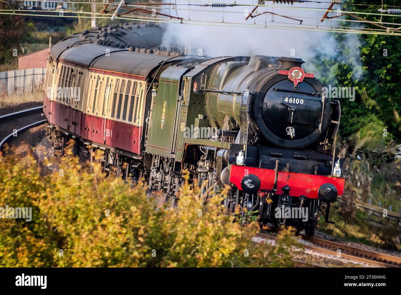 Die Royal Scot Heritage Dampflok, die die Pennine Moors Explorer-Zugfahrt auf der West Coast Main Line transportiert. Ich sehe hier mit Geschwindigkeit nach Süden auf der Stockfoto